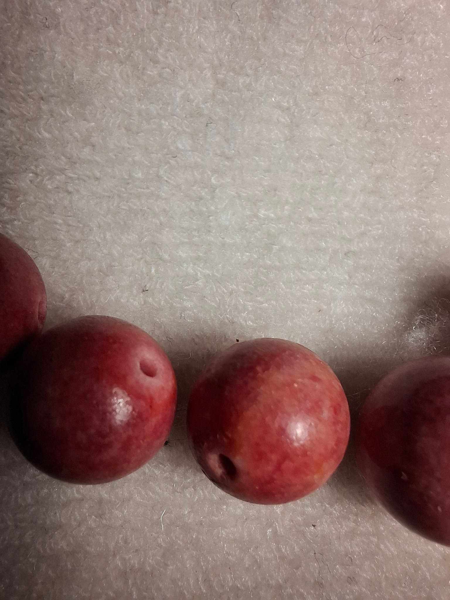 Äkta stenpärlor från 1,4>0,9 mm. Se bilder.