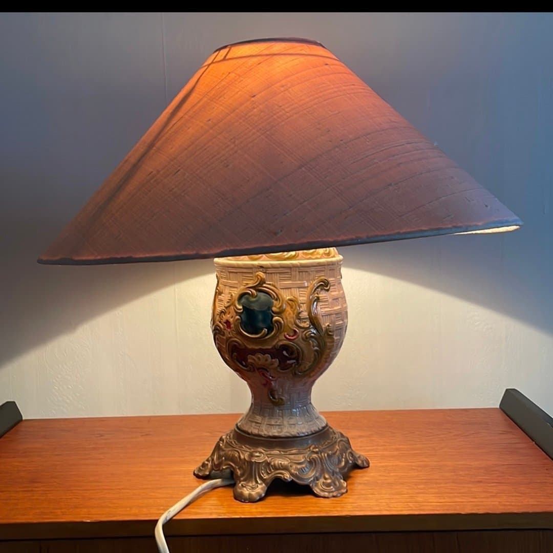 Antik bordslampa.- Bordslampa med skärm