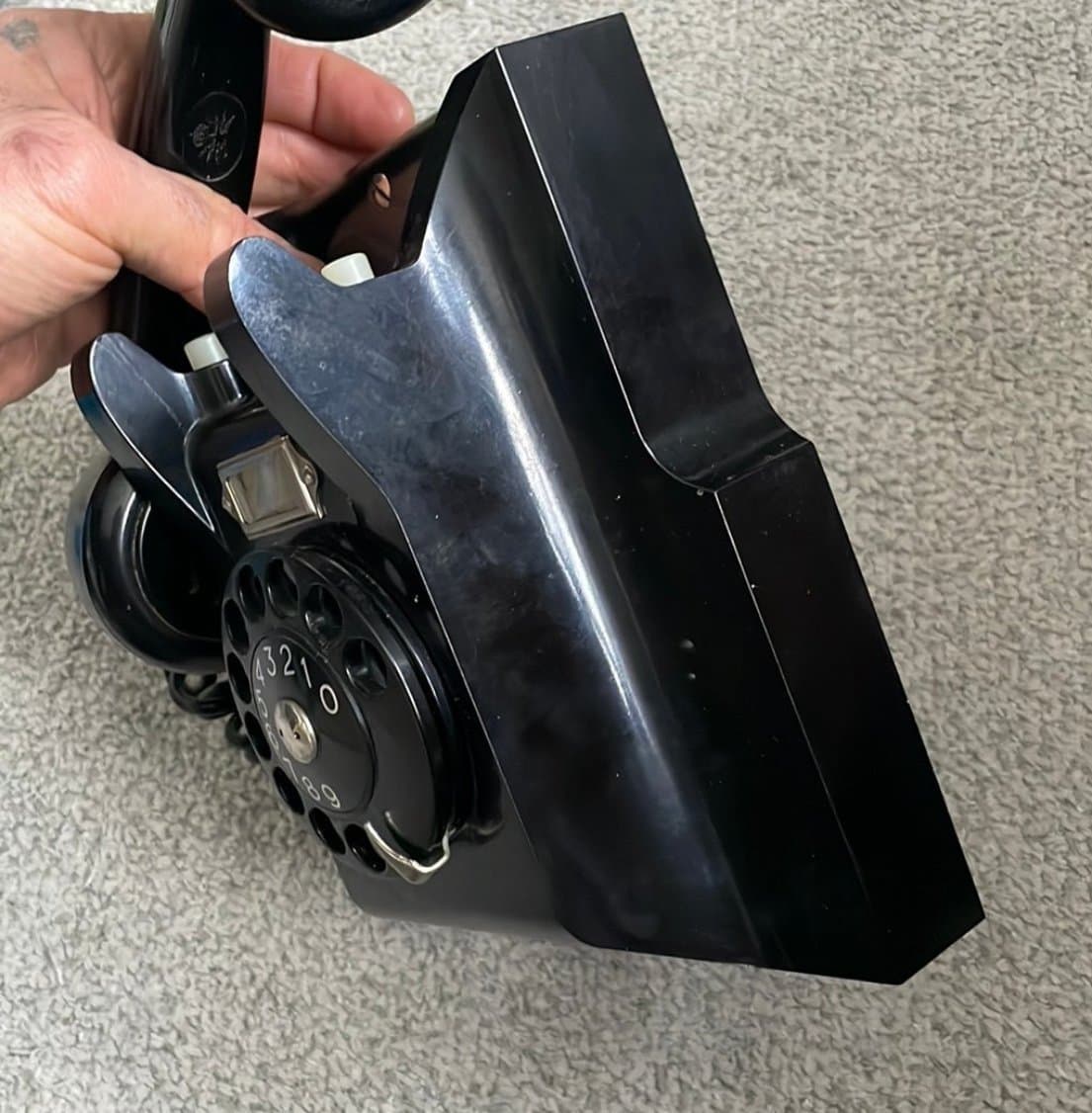 Äldre Ericsson väggtelefon -telefon med fingerskiva, svart