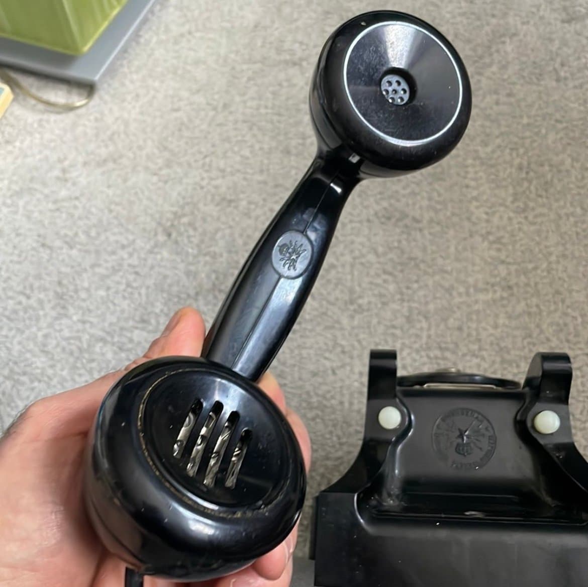 Äldre Ericsson väggtelefon -telefon med fingerskiva, svart
