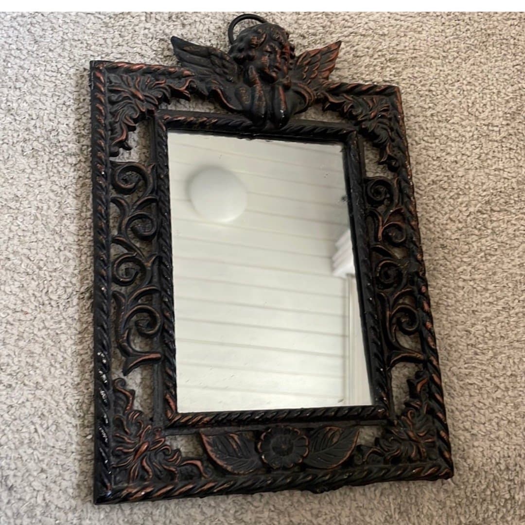 Väggspegel med ängladetaljer