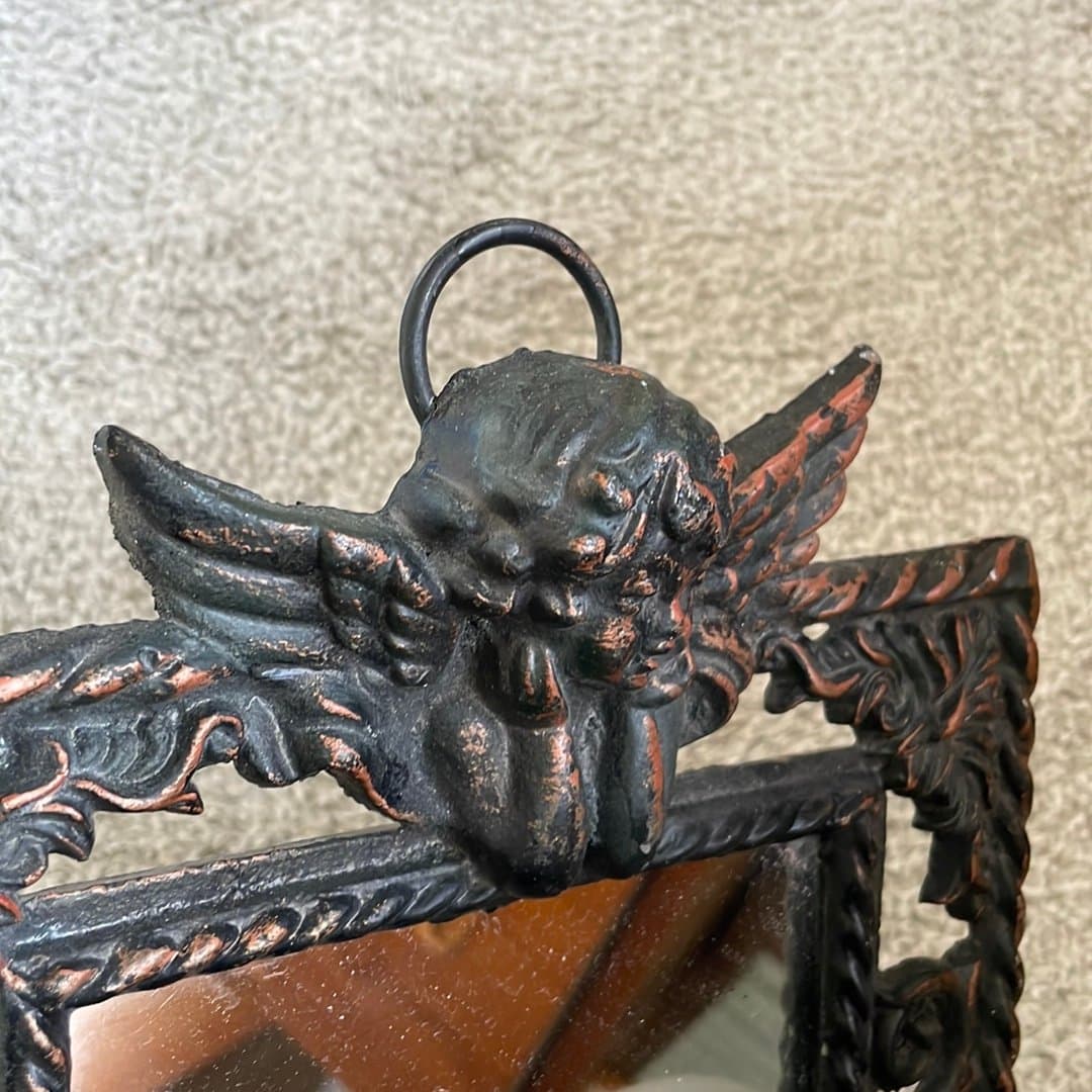 Väggspegel med ängladetaljer