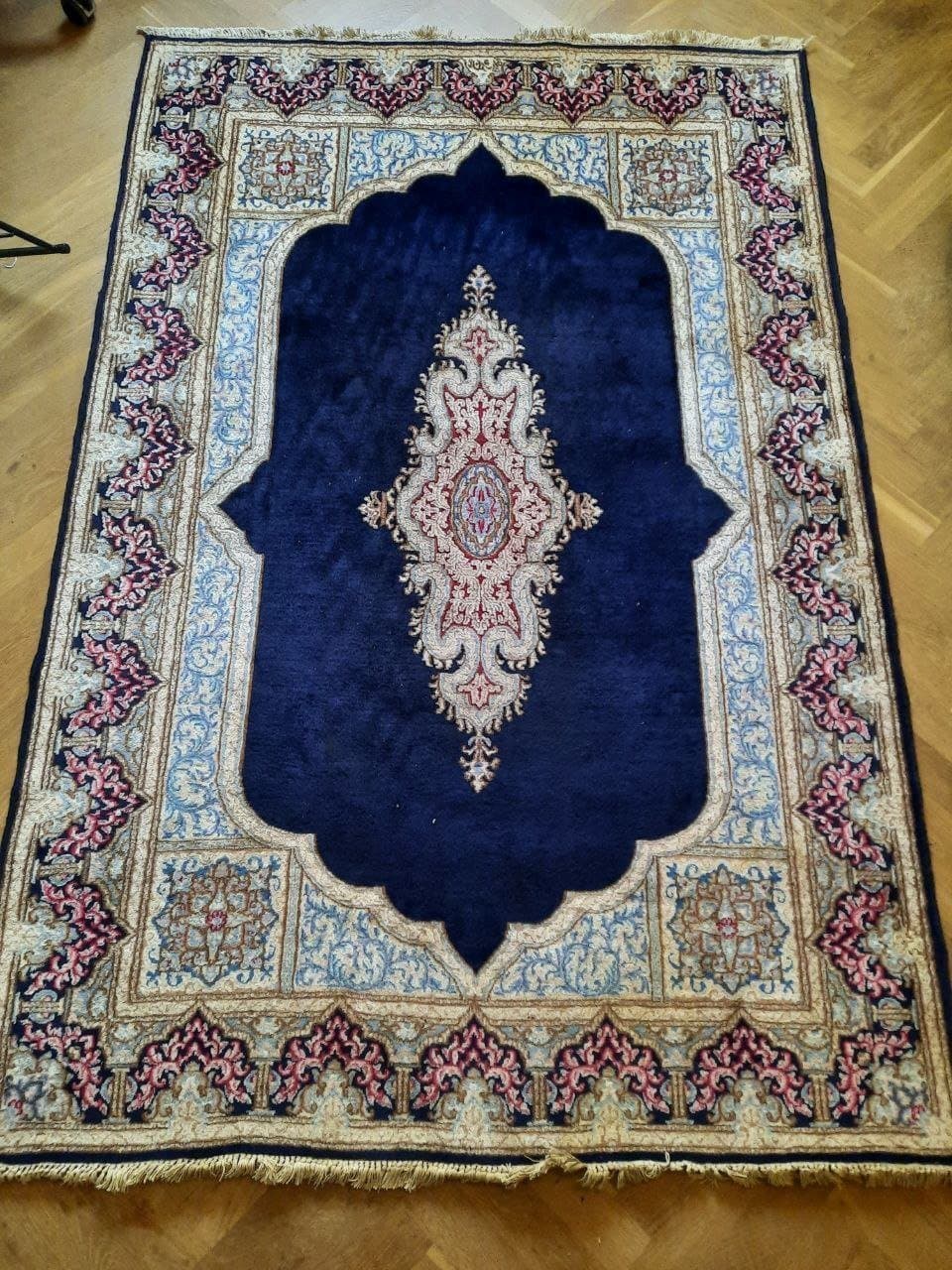 Klassisk handknuten matta från Främre Orienten, signerad och mycket vacker