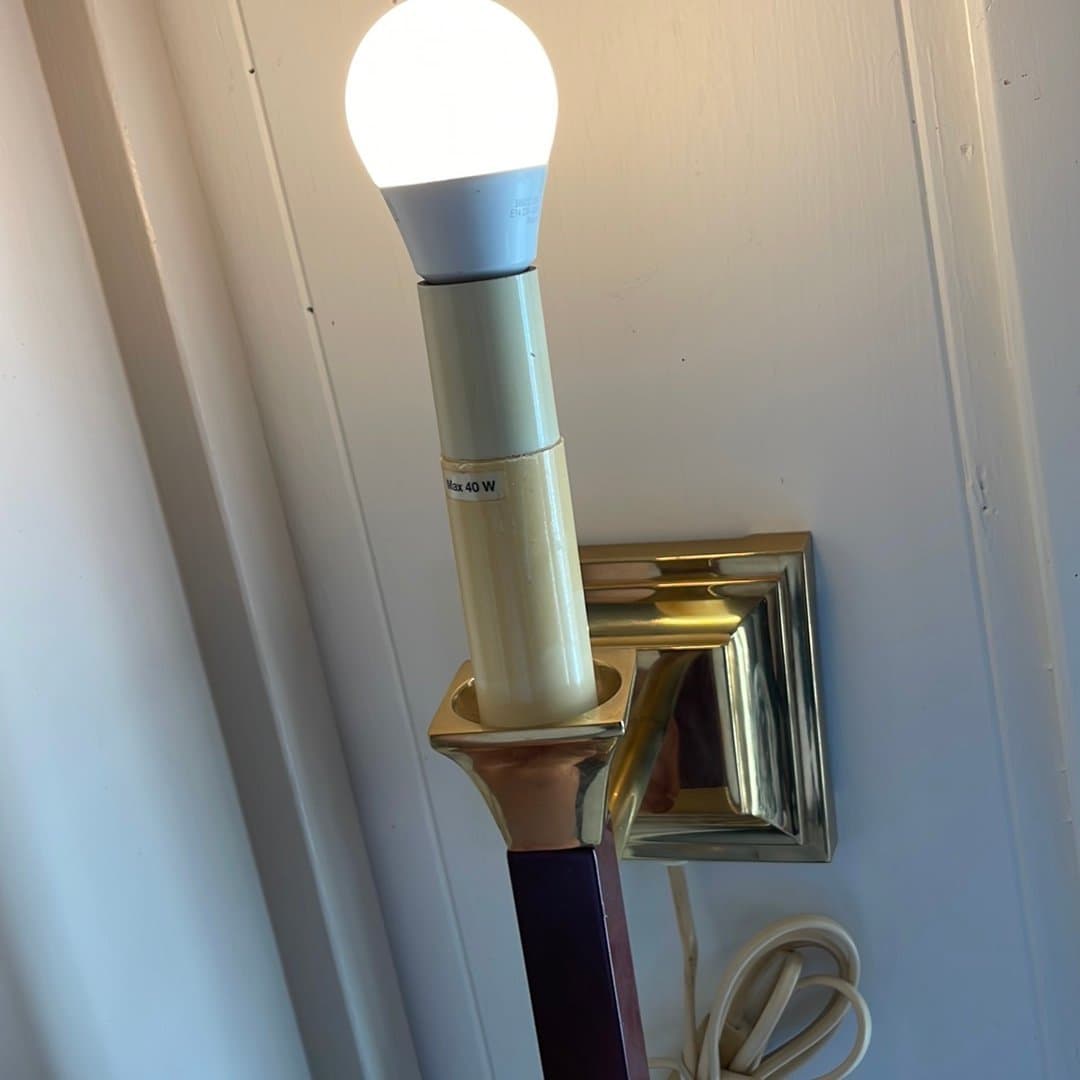 Vägglampa i mässing och trä