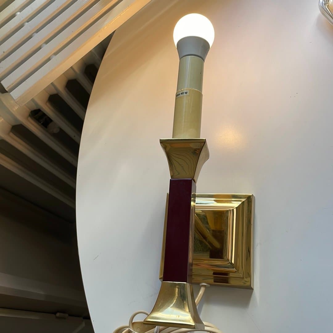 Vägglampa i mässing och trä