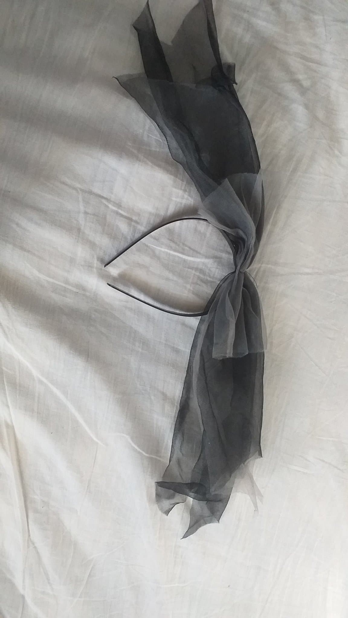 Svart diadem med grå/svart tylltyg rosett