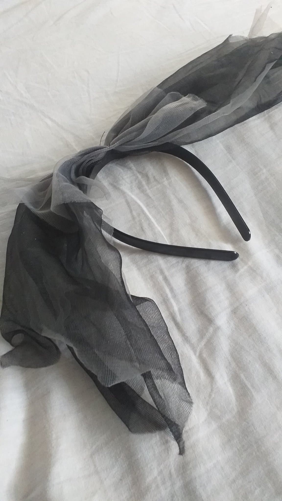 Svart diadem med grå/svart tylltyg rosett