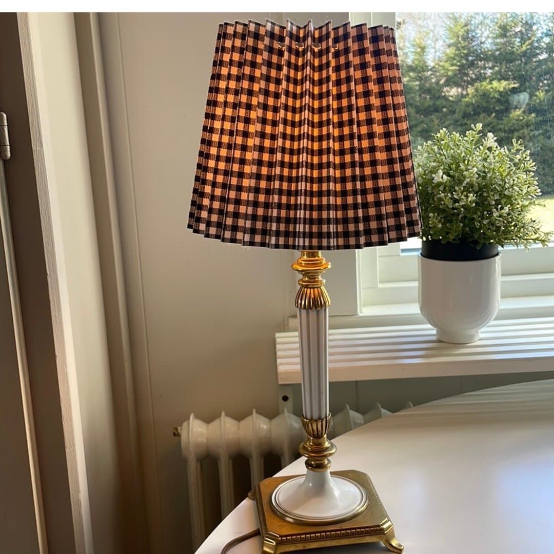Bordslampa med rutig lampskärm