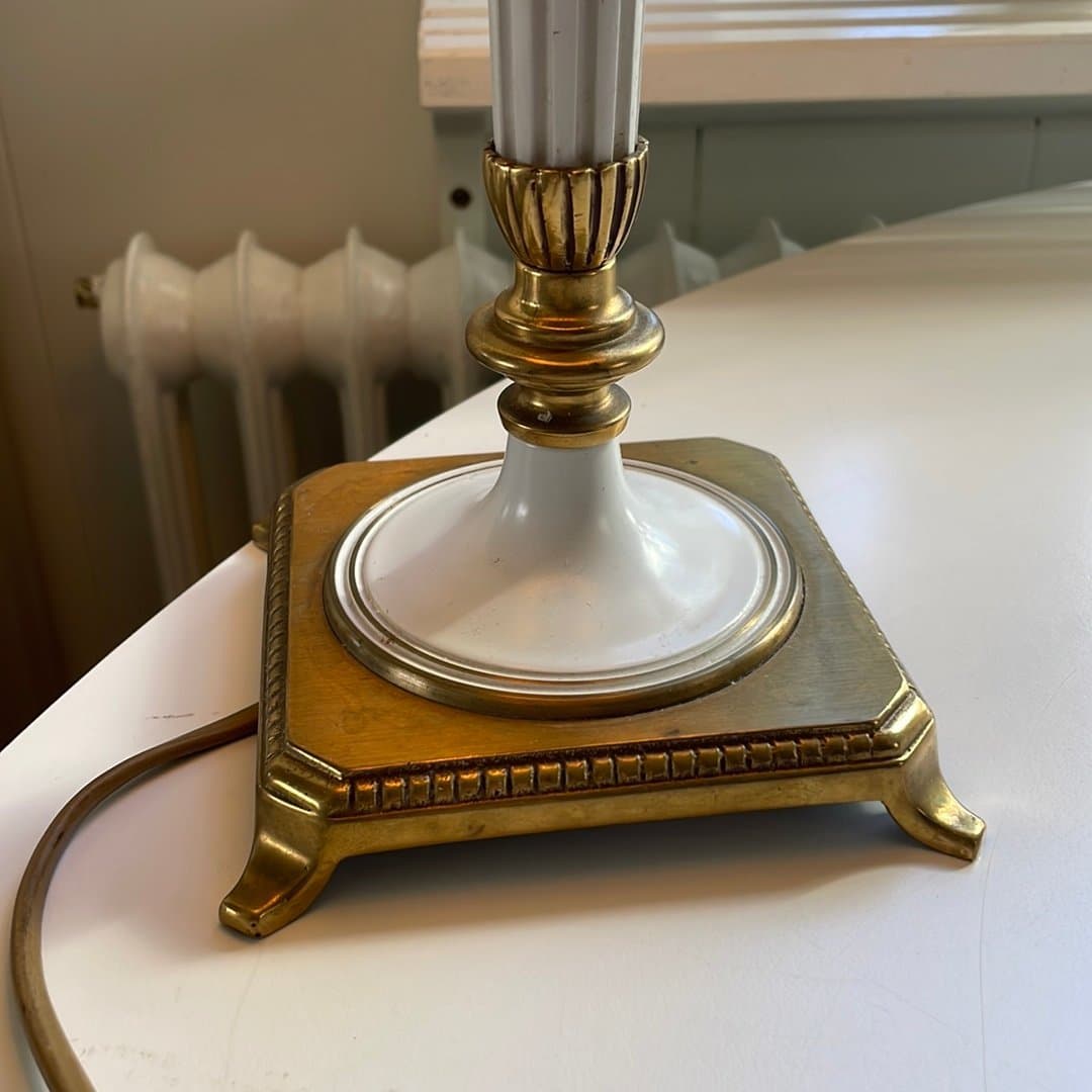 Bordslampa med rutig lampskärm