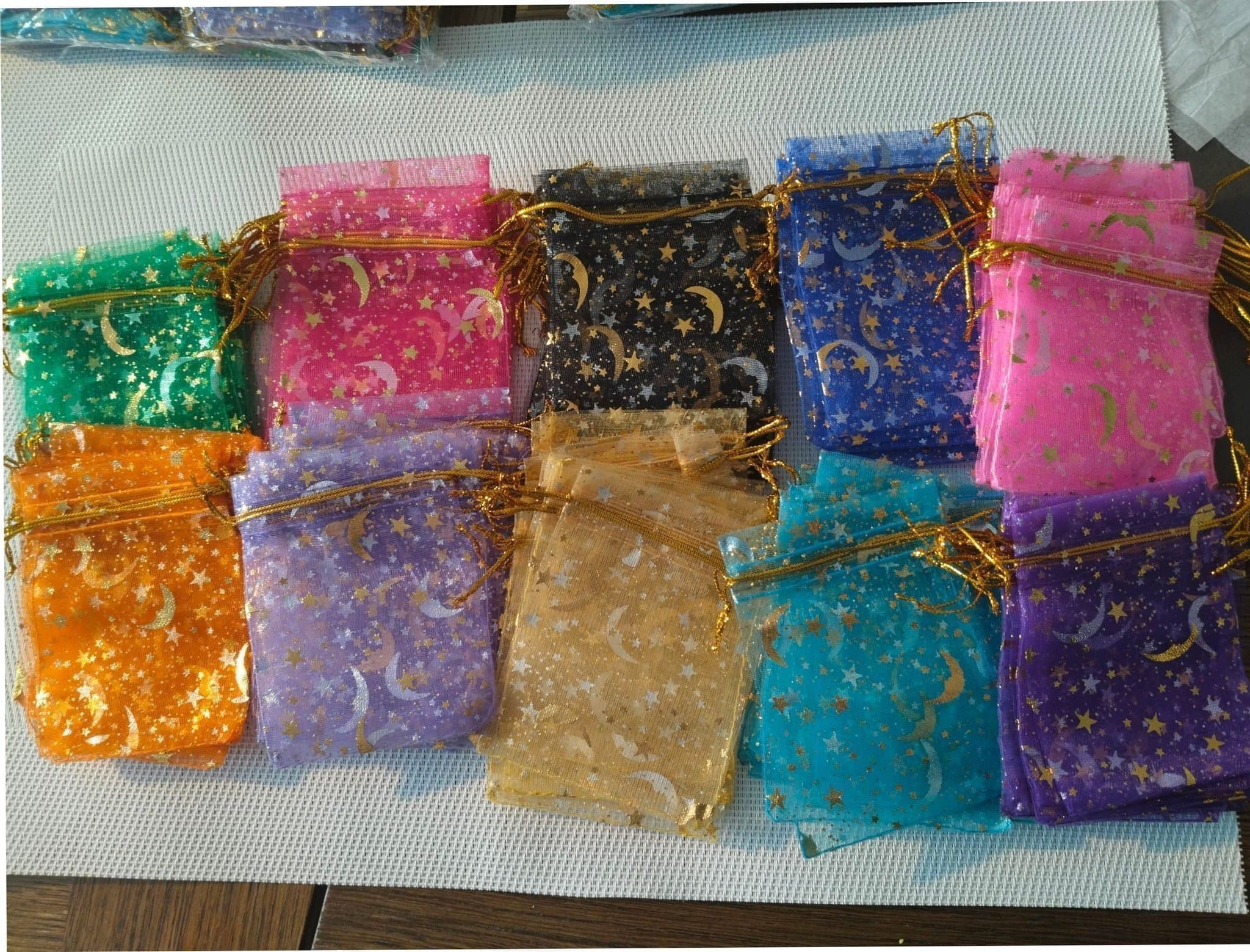 100 stycken smycke present /förvaring påsar i blandade färger med stjärna +måne