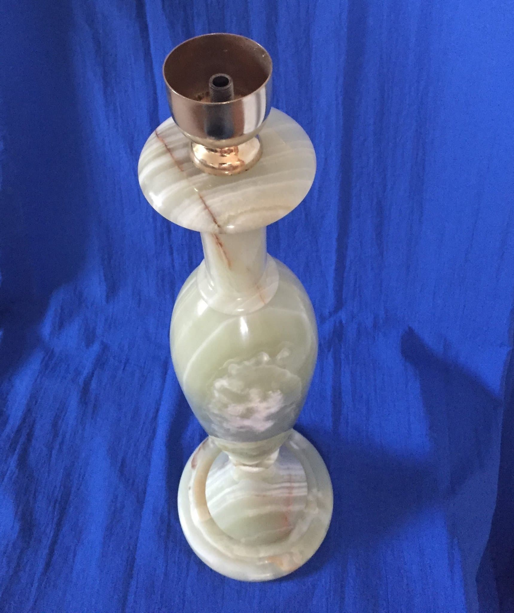 Lampfot i alabaster.