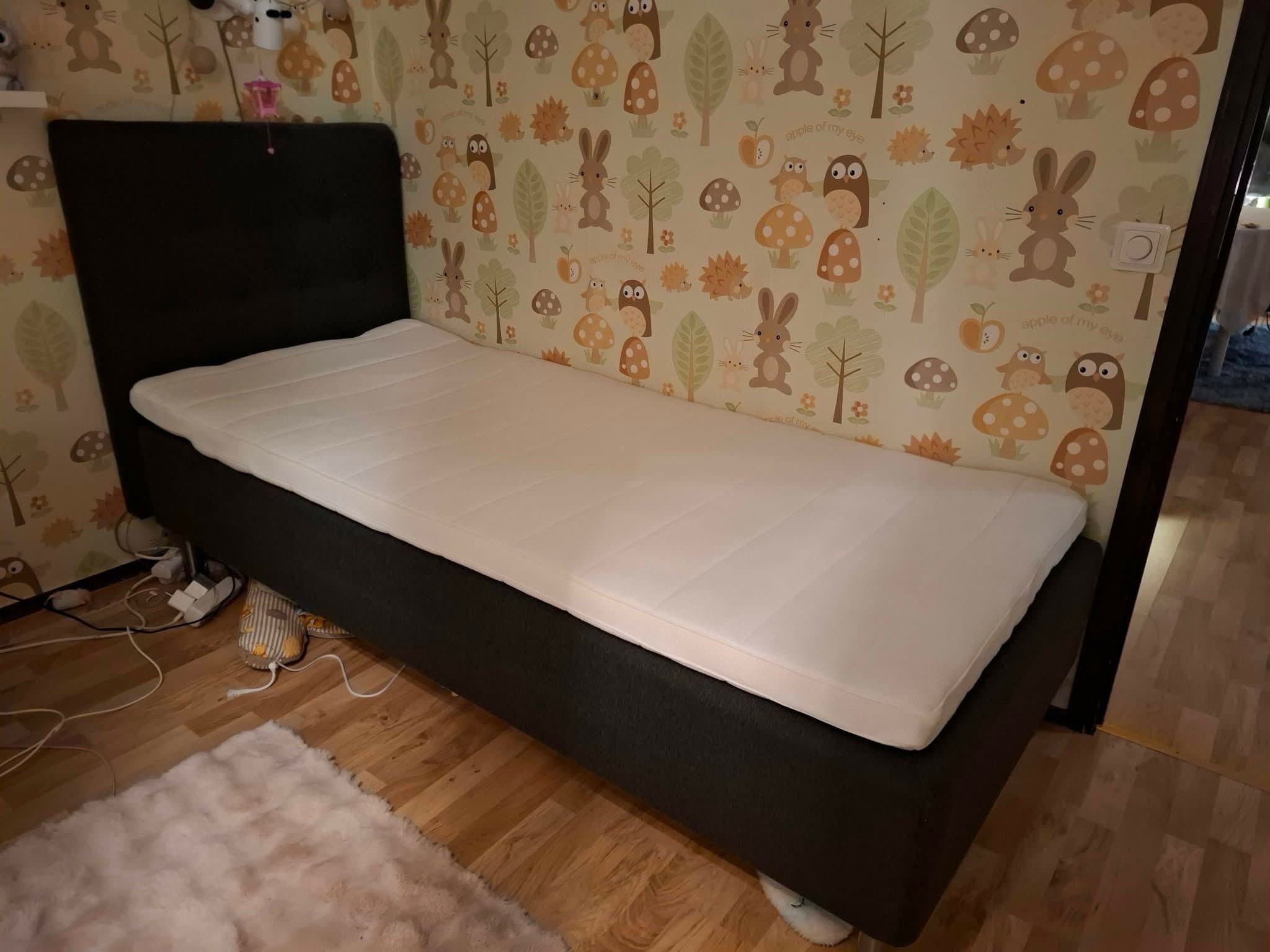 Säng 90 x 200 cm med sänggavel och bäddmadrass