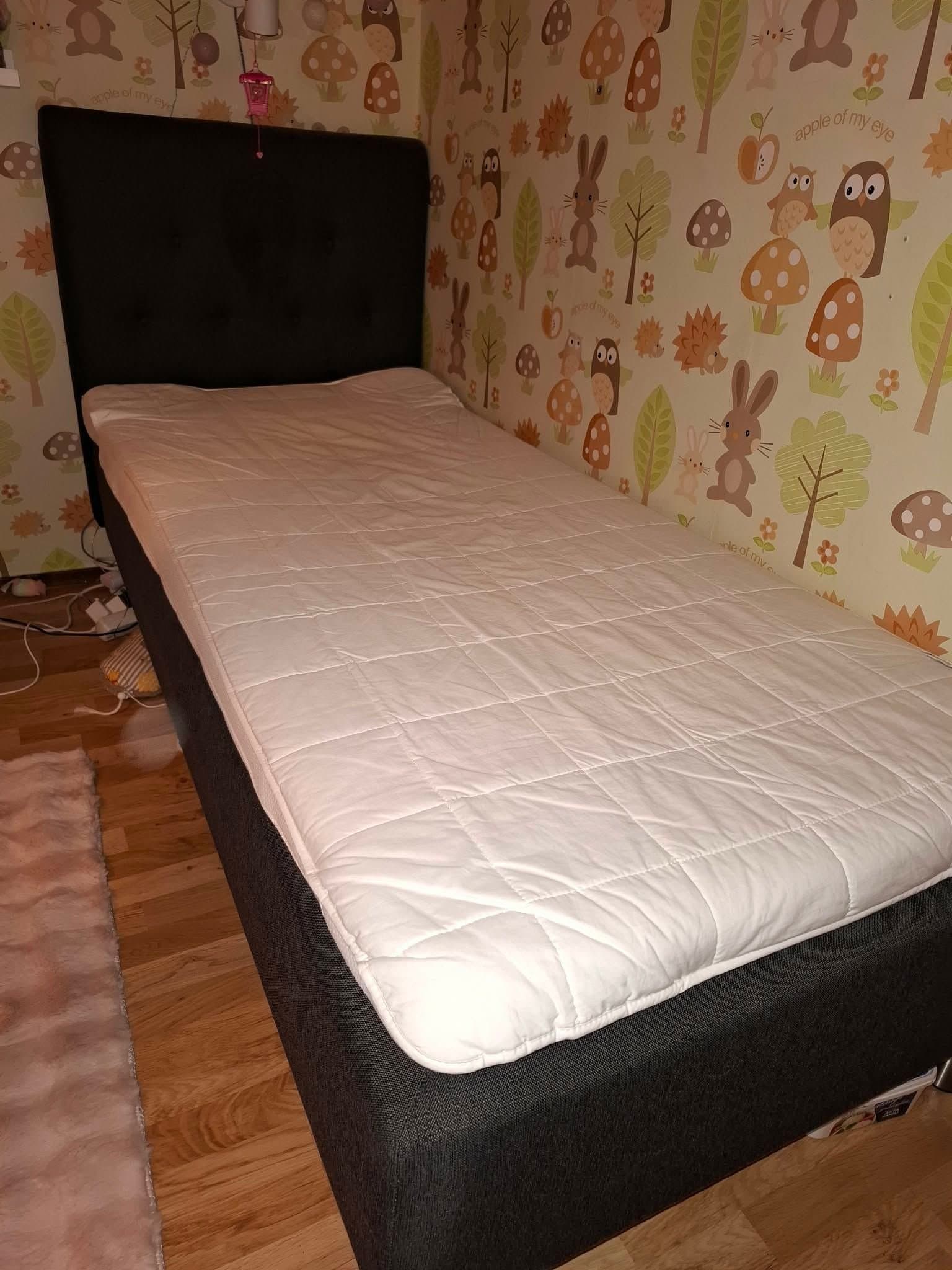 Säng 90 x 200 cm med sänggavel och bäddmadrass