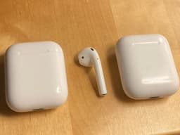 Apple AirPods (1 vänster hörlur 2 laddningsfodral) 1 generation A1602 fungerande