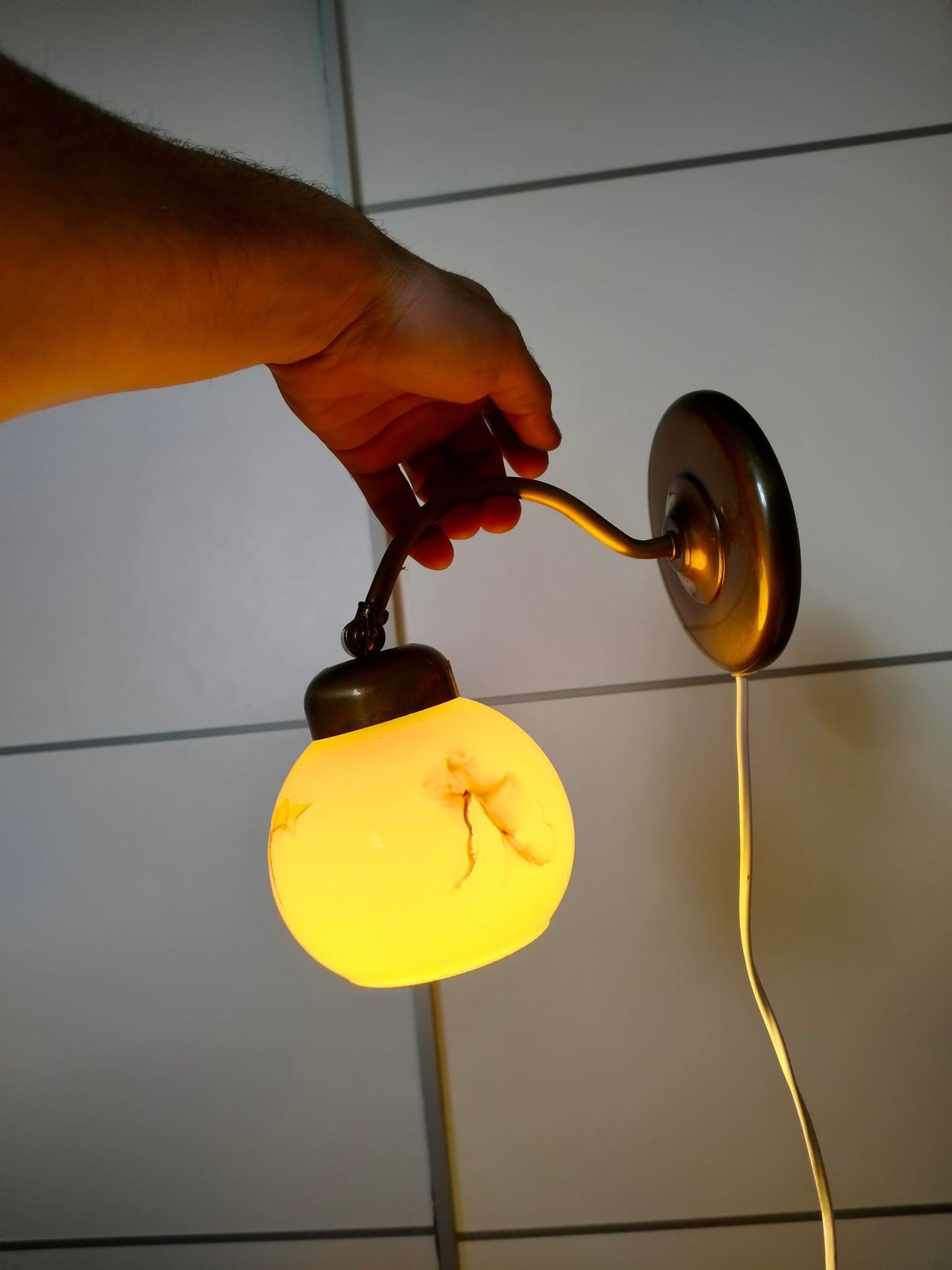 Vägglampa i mässing med glaskupa