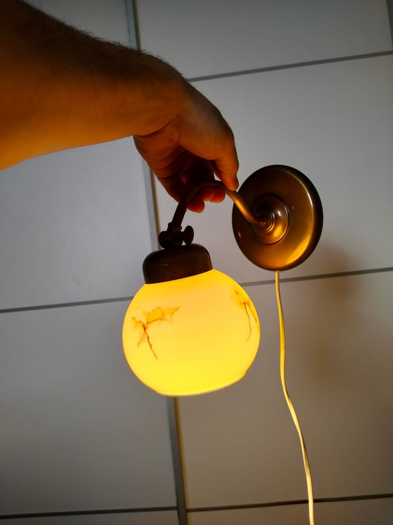 Vägglampa i mässing med glaskupa