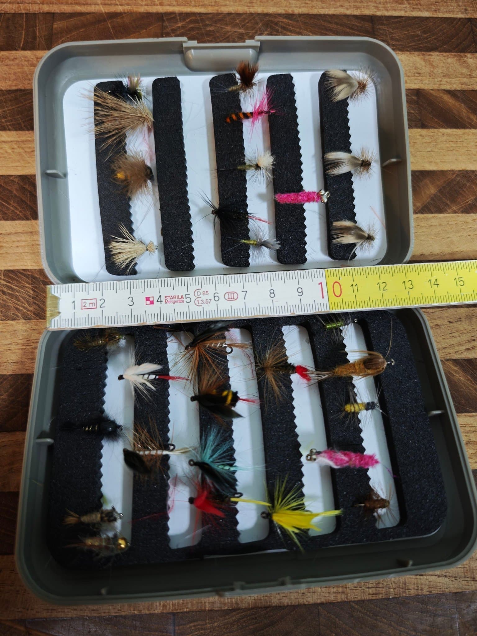 FLUGFISKEASK SAMEO MED FLUGOR ENLIGT BILDER.