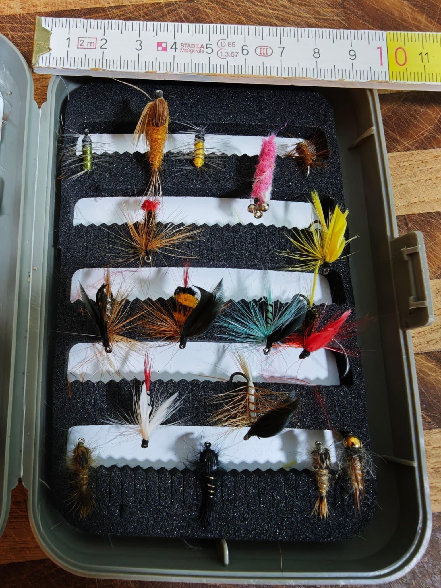 FLUGFISKEASK SAMEO MED FLUGOR ENLIGT BILDER.