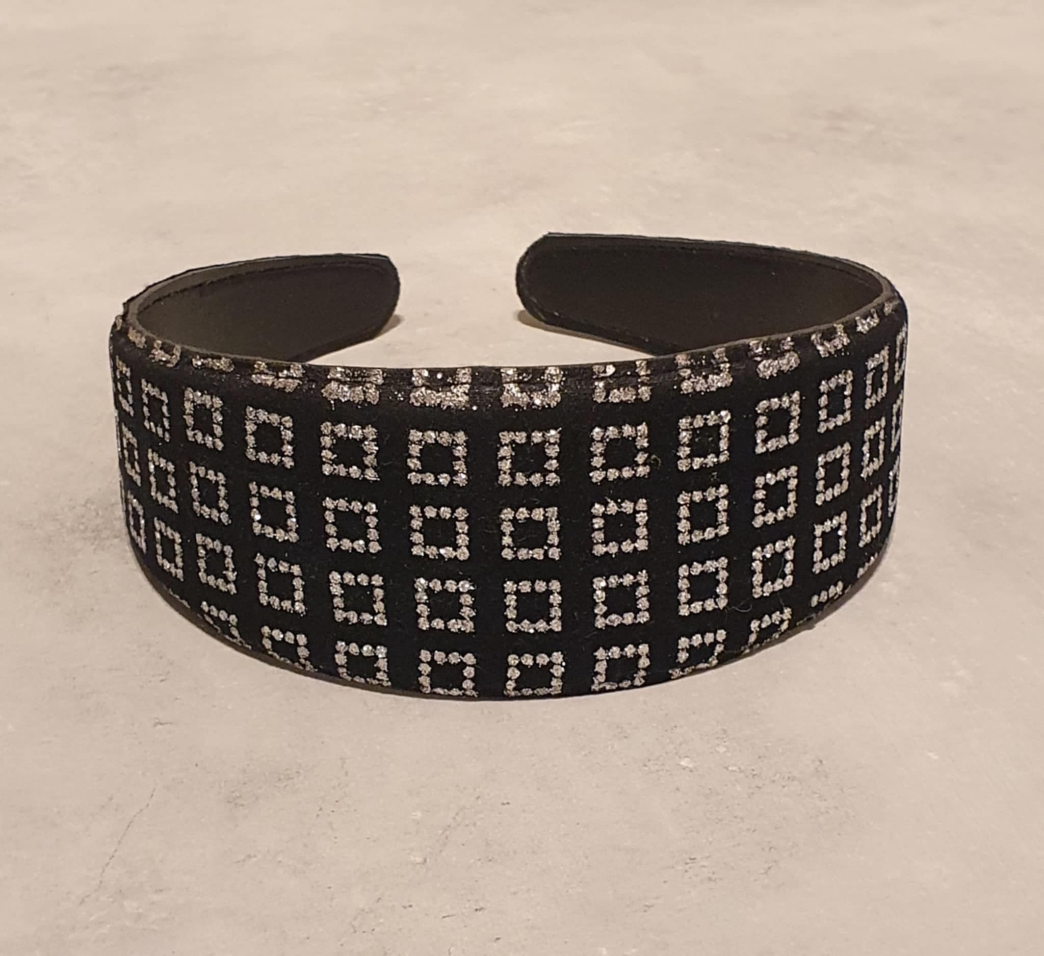 Svart diadem i sammet med strass / strassprytt, onesize. Nytt!