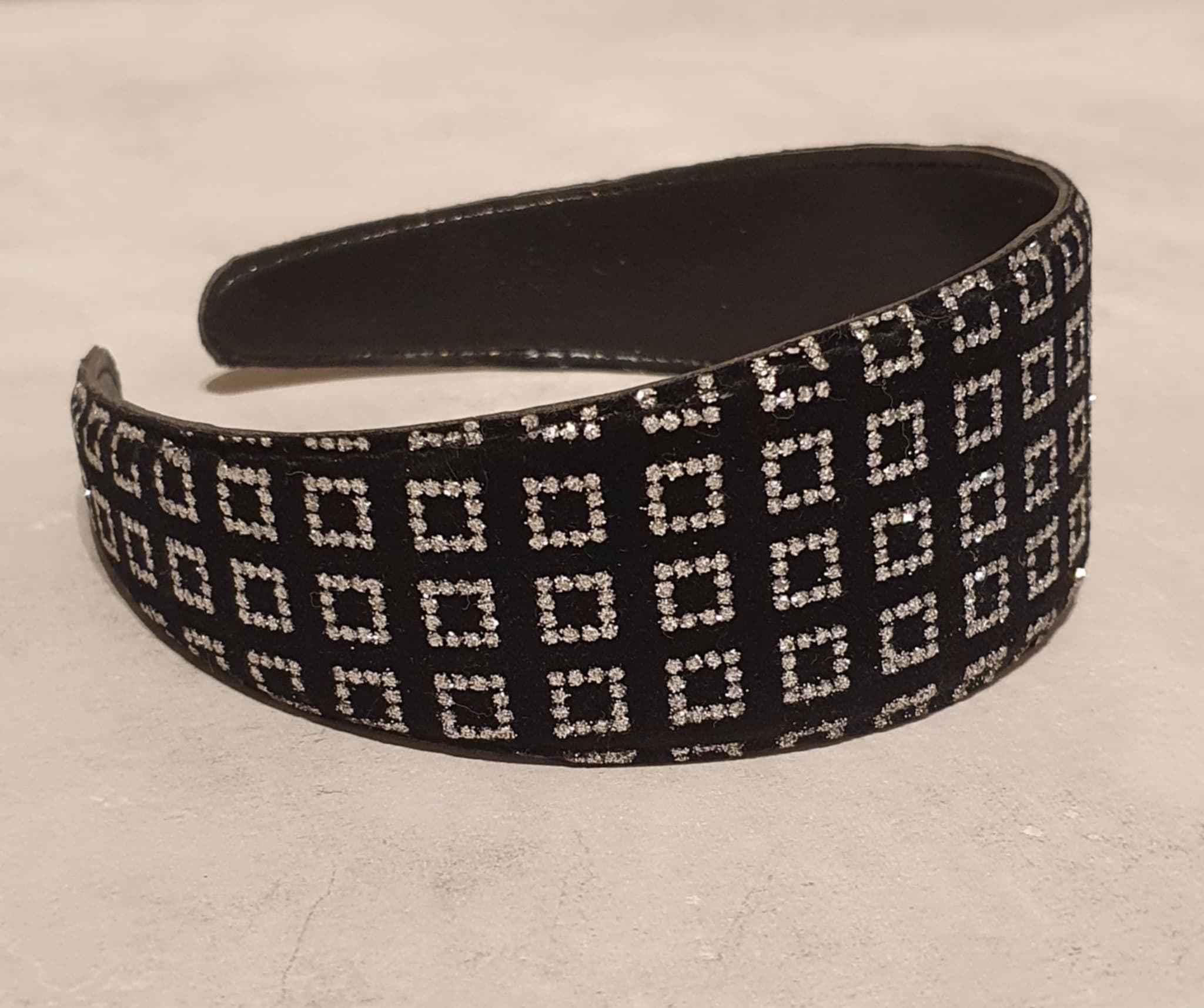 Svart diadem i sammet med strass / strassprytt, onesize. Nytt!