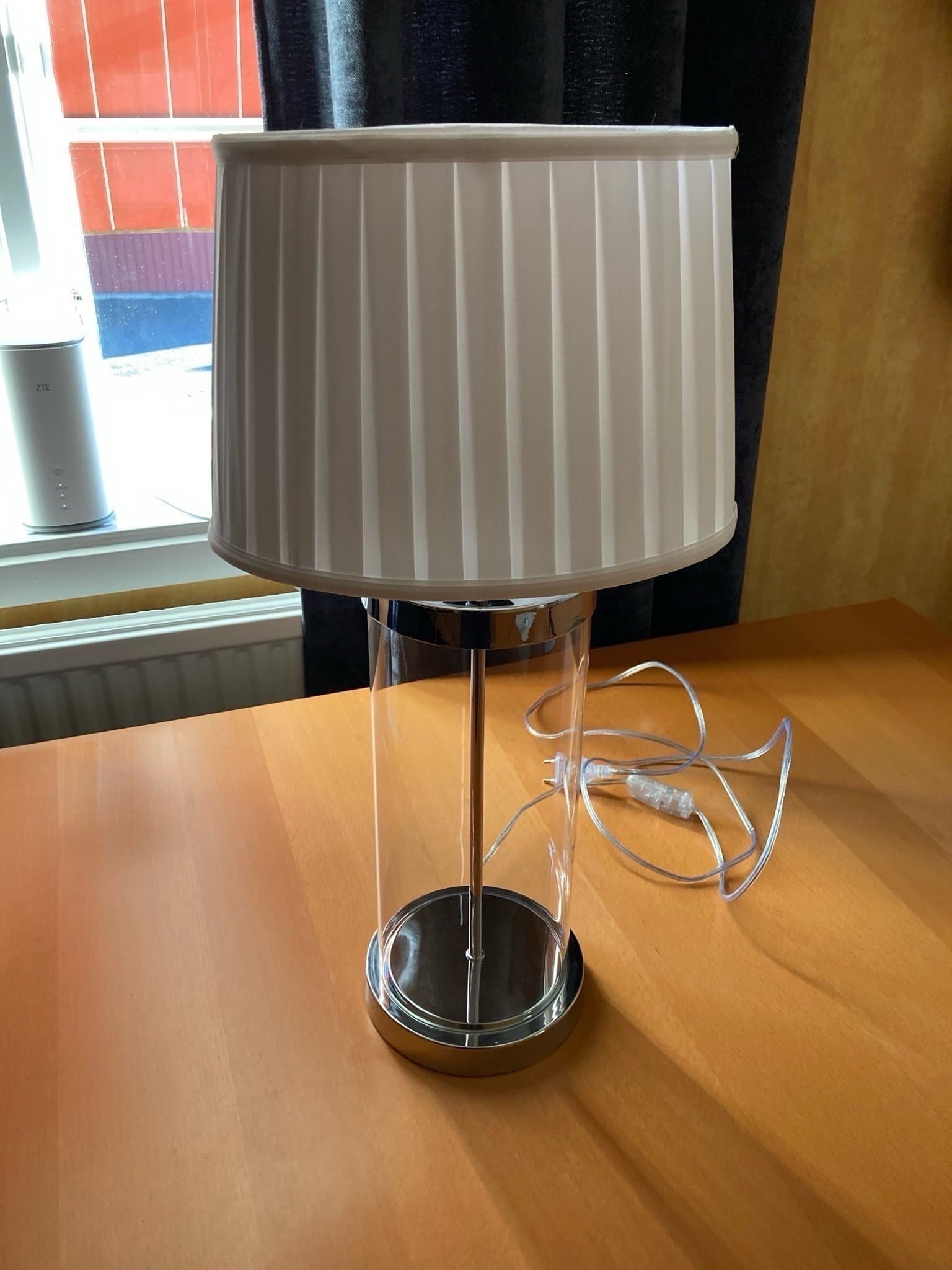 Snygg bordslampa med kromade detaljer/glas.