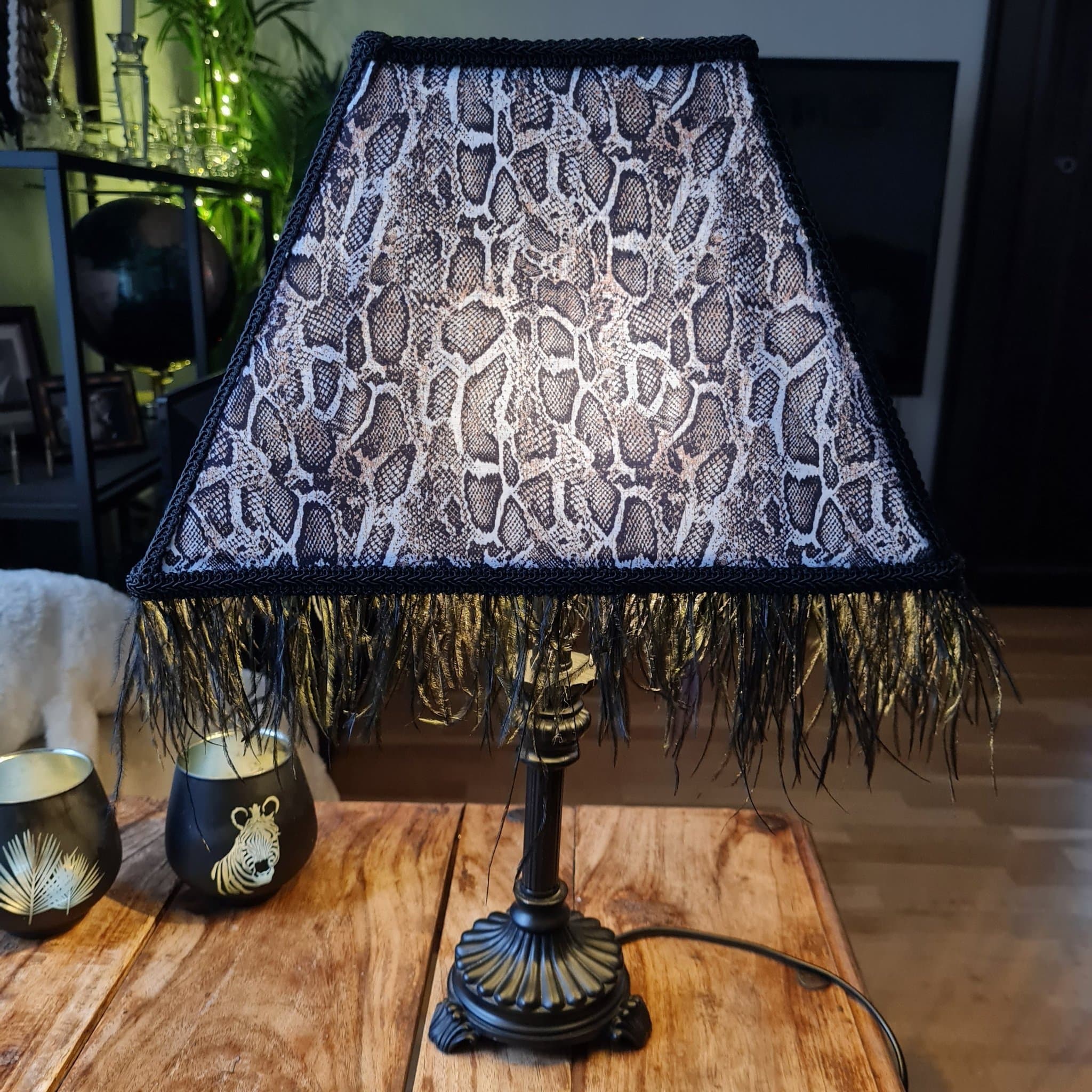 Stor Läcker, Välgjord Lampa med strutsfjäder och fot i svart i metall.