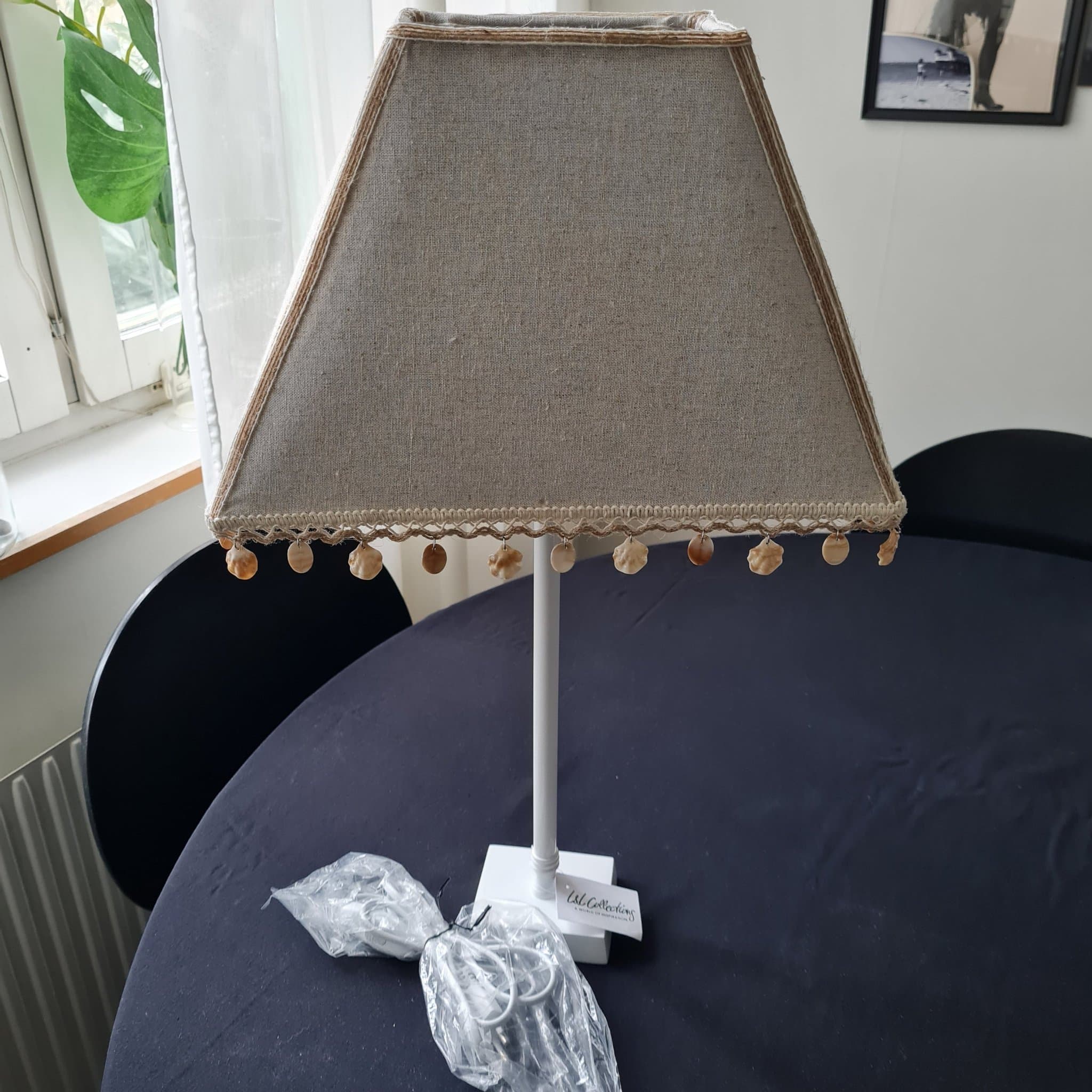 Stor Fin, Välgjord Bordslampa i Linne, Jute, Snäckor, fot i vit metall.