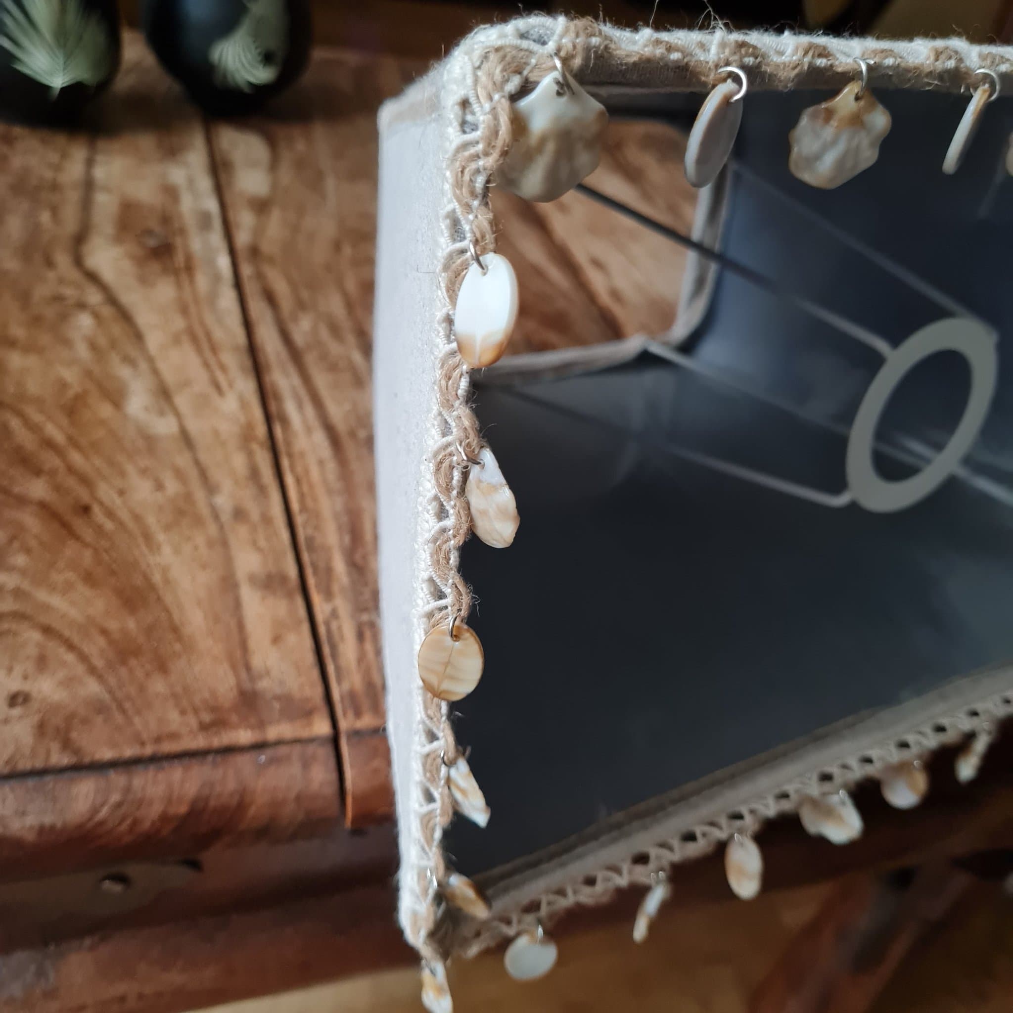 Stor Fin, Välgjord Bordslampa i Linne, Jute, Snäckor, fot i vit metall.