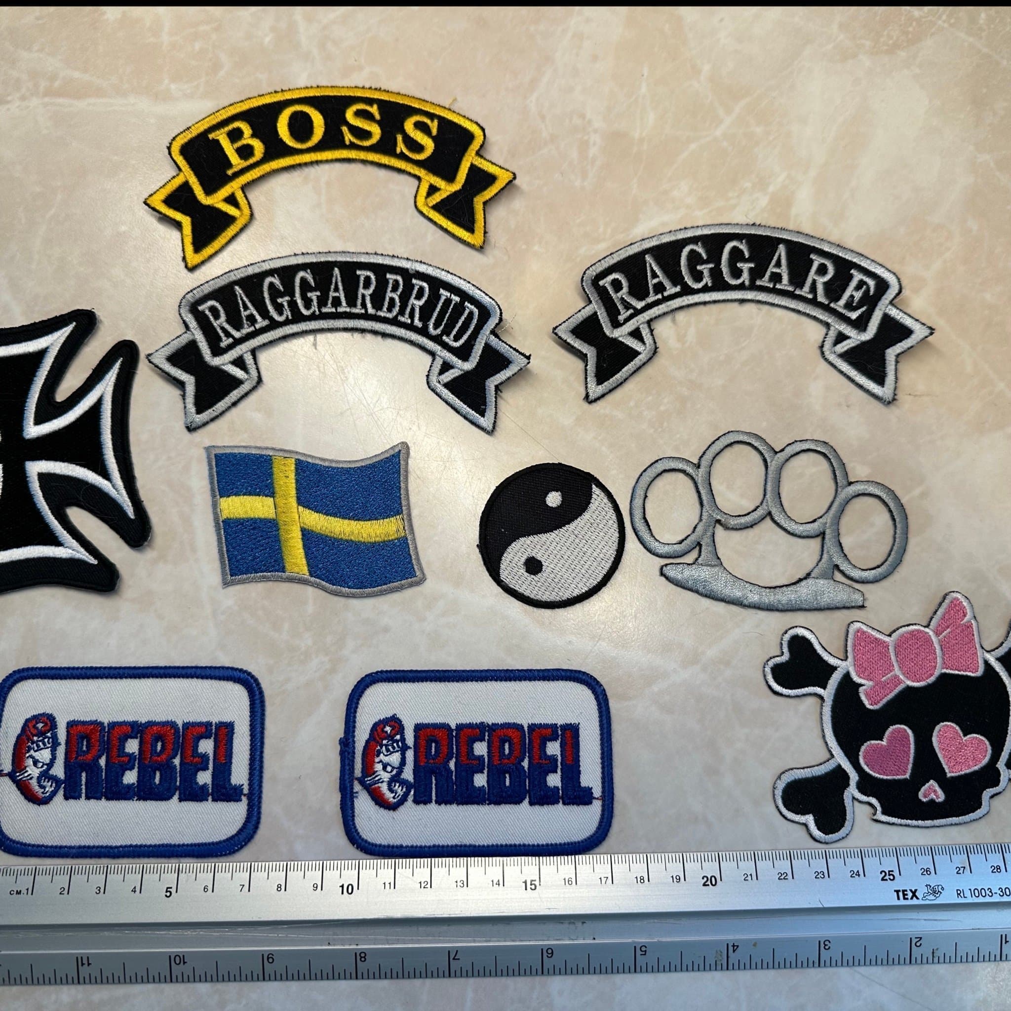 Stort set med tygmärken - Rebel, raggarbrud, döskalle, svenska flaggan