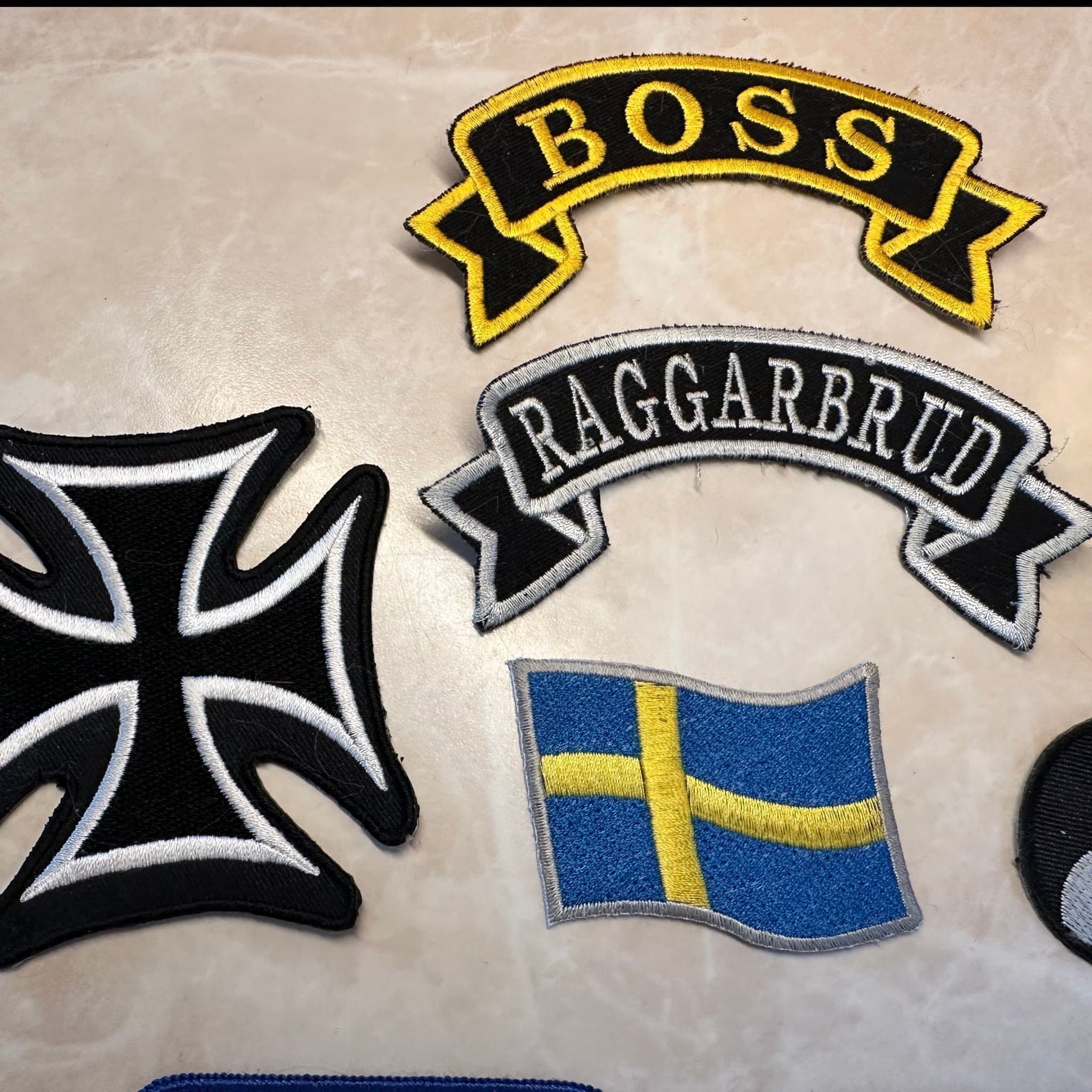 Stort set med tygmärken - Rebel, raggarbrud, döskalle, svenska flaggan