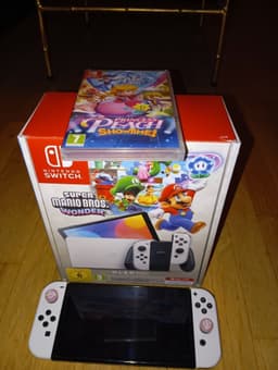 Nintendo Switch OLED + 12 månaders + 2 spel