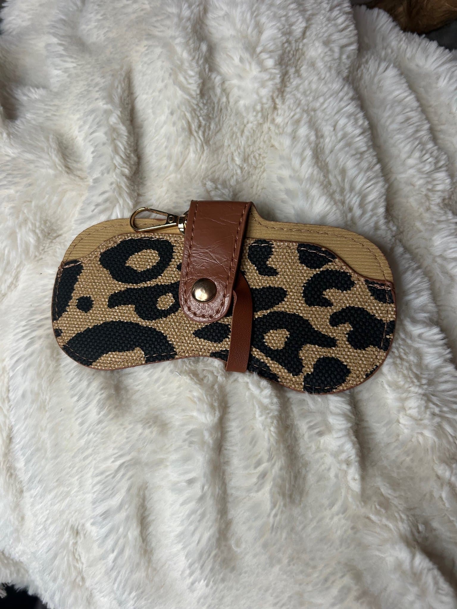 Solglasögonetui. Glasögonfodral med leopardmönster