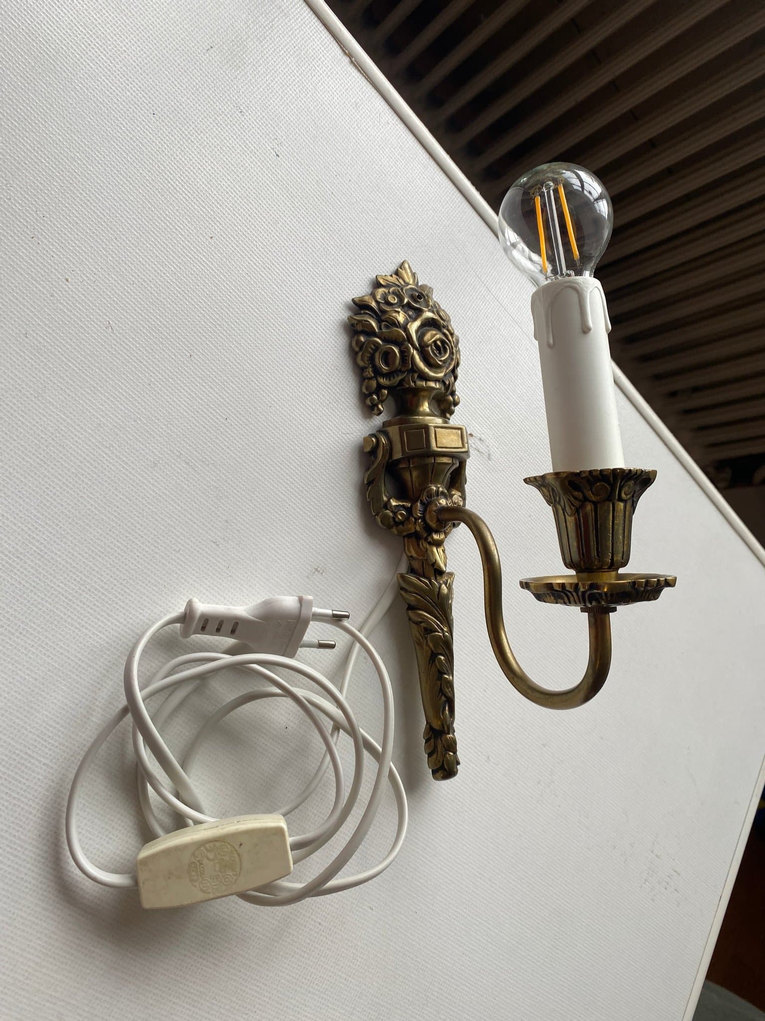 Äldra lampett/vägglampa i gulmetall med strömbrytare