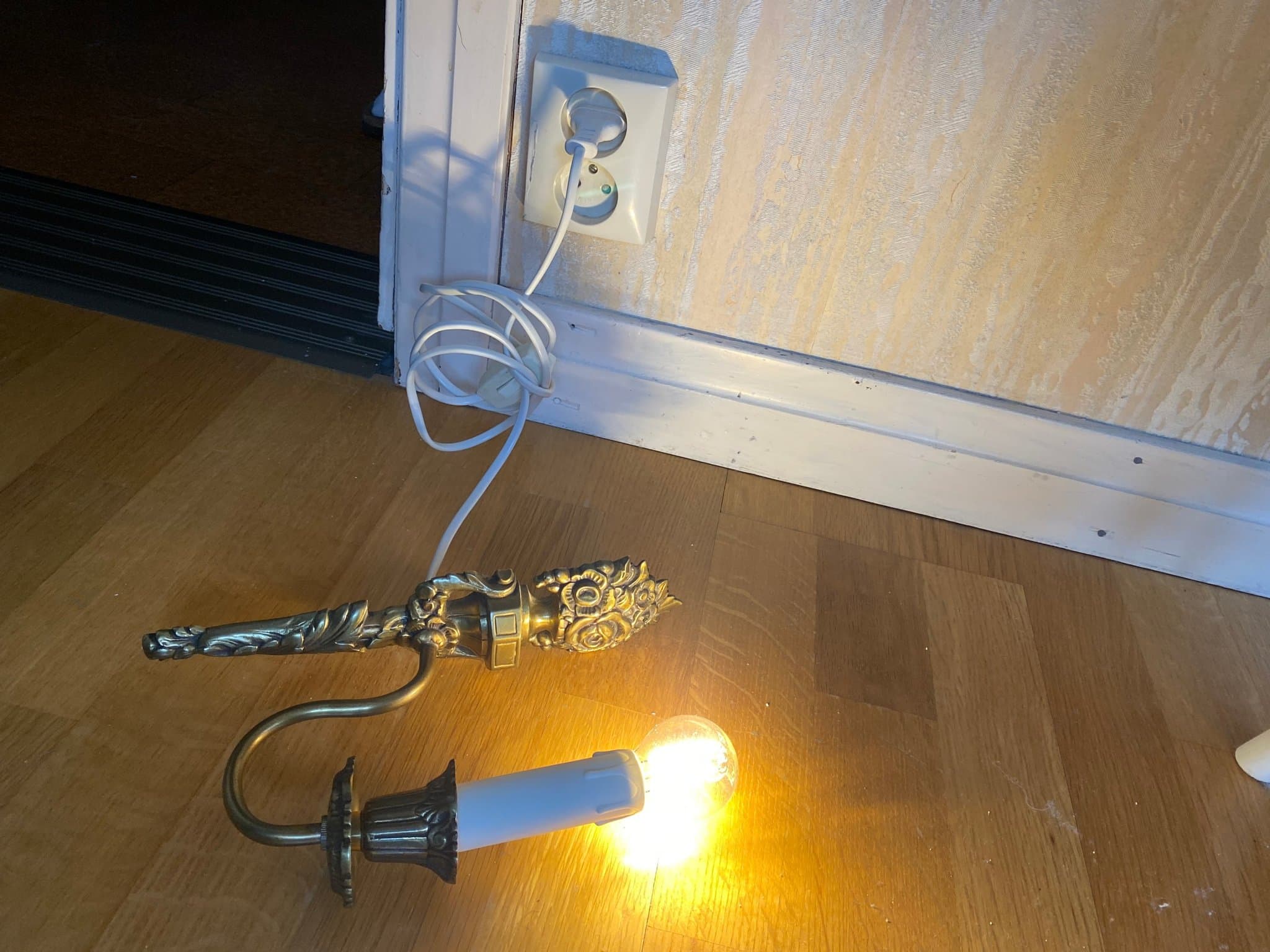 Äldra lampett/vägglampa i gulmetall med strömbrytare