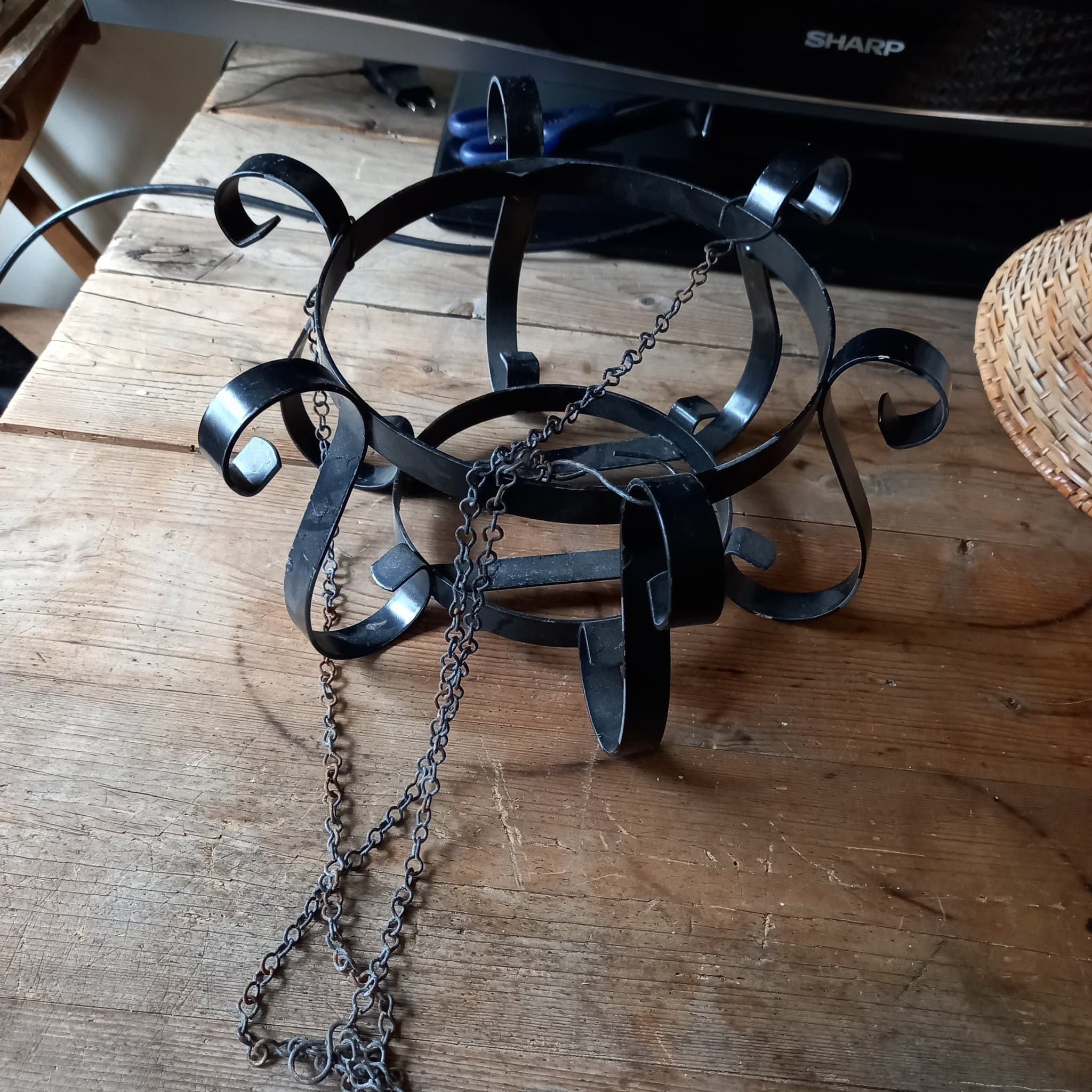 Stor Ampel blomkruka i smide, Töreboda Smedjan hängande blomkruka