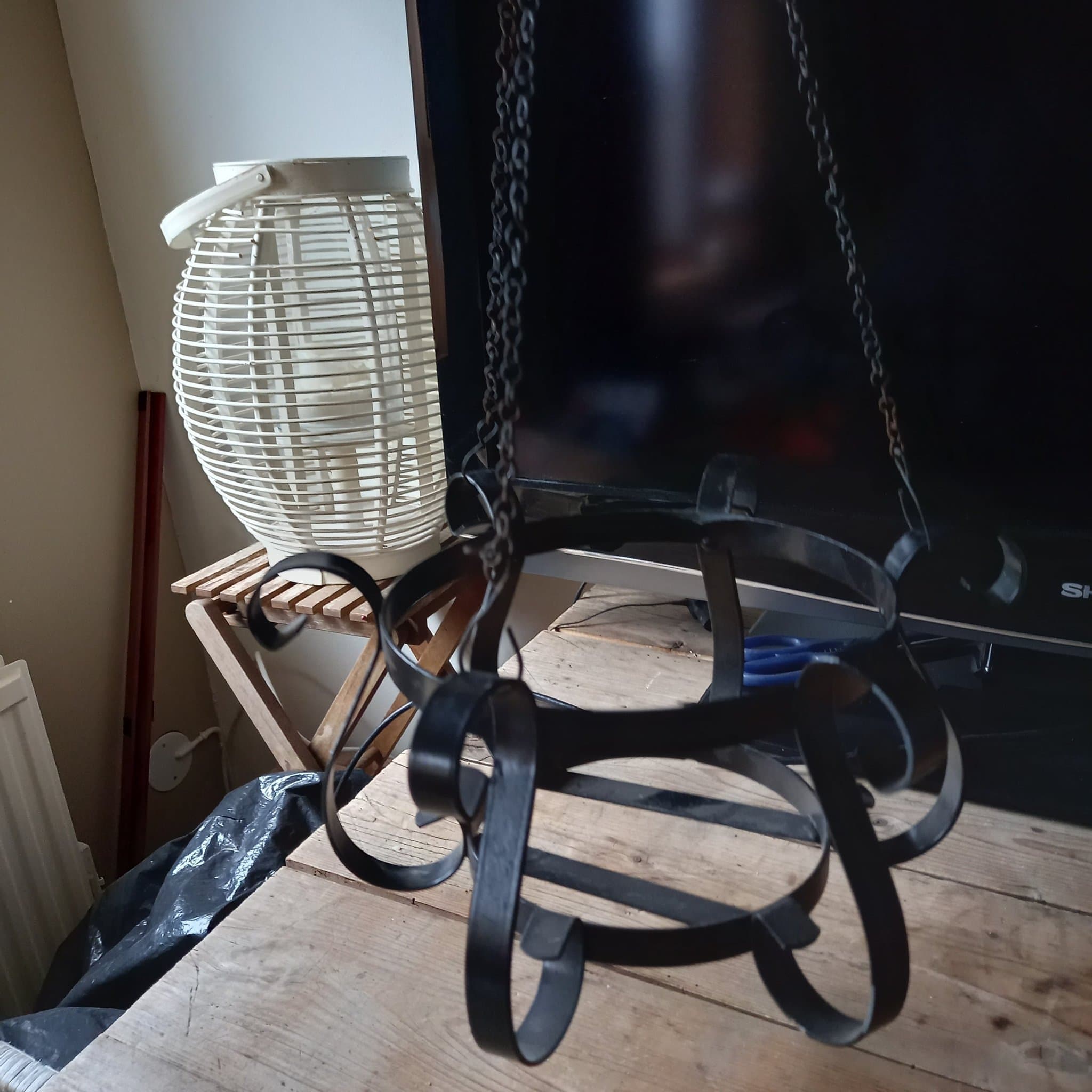 Stor Ampel blomkruka i smide, Töreboda Smedjan hängande blomkruka