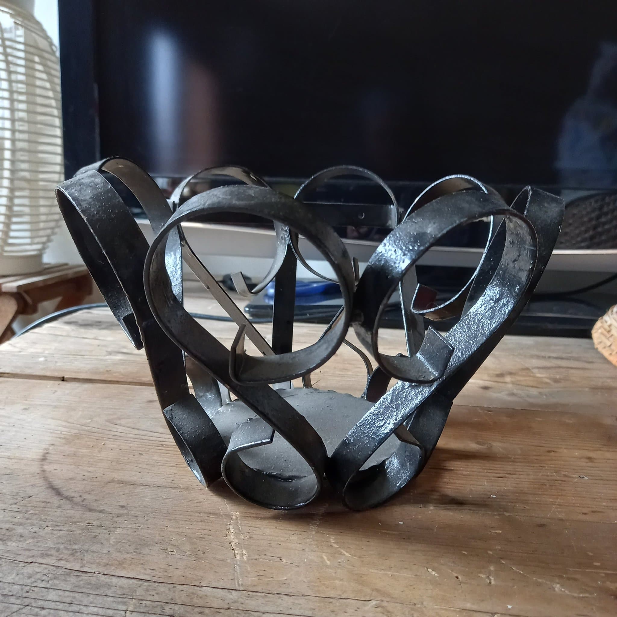 Stor Ampel blomkruka i smide för vägghäng, Töreboda Smedjan hängande blomkruka