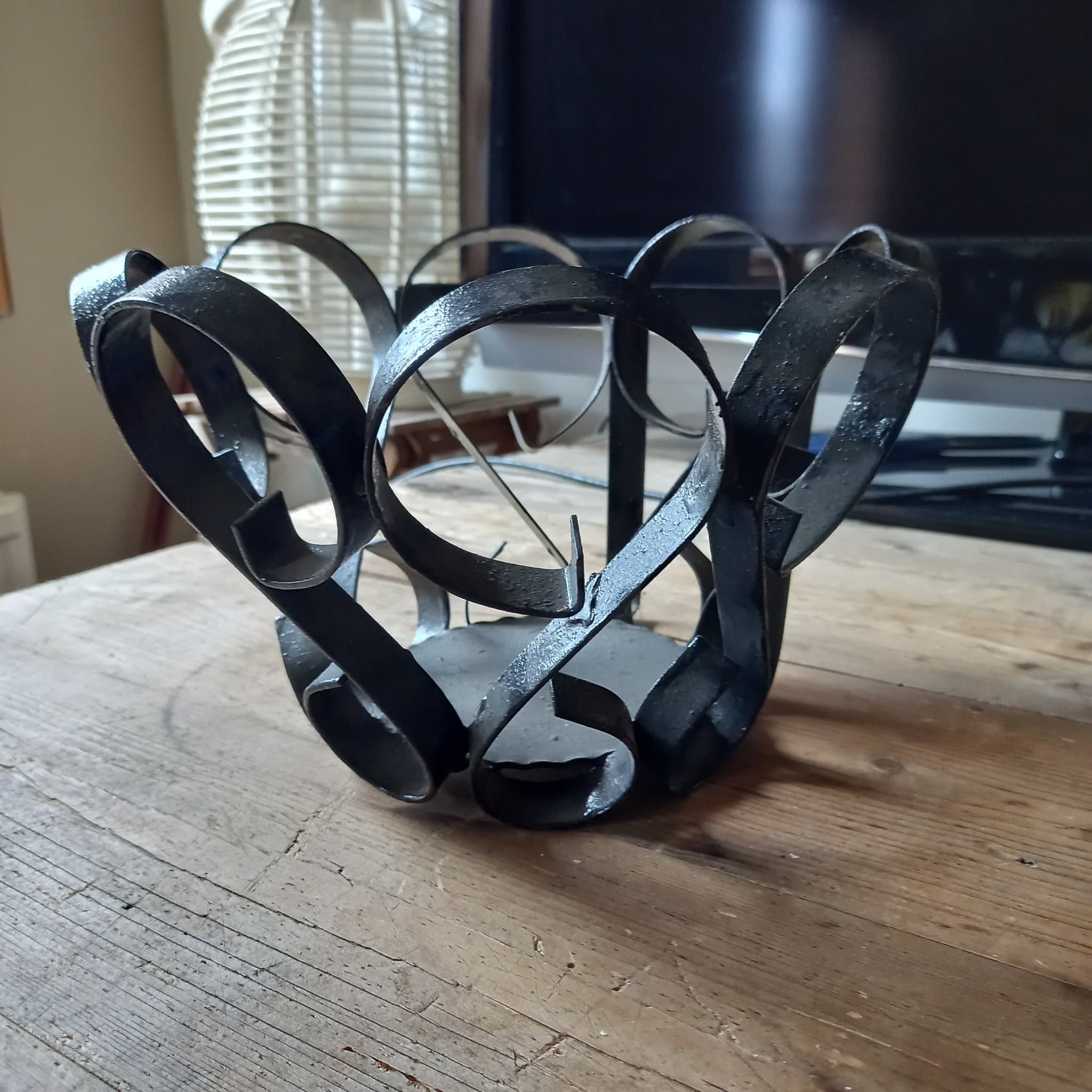 Stor Ampel blomkruka i smide för vägghäng, Töreboda Smedjan hängande blomkruka