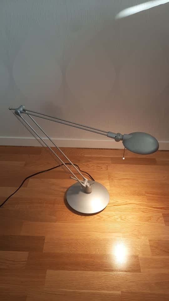 Modern golvlampa i metall – justerbar arm och två ljuslägen