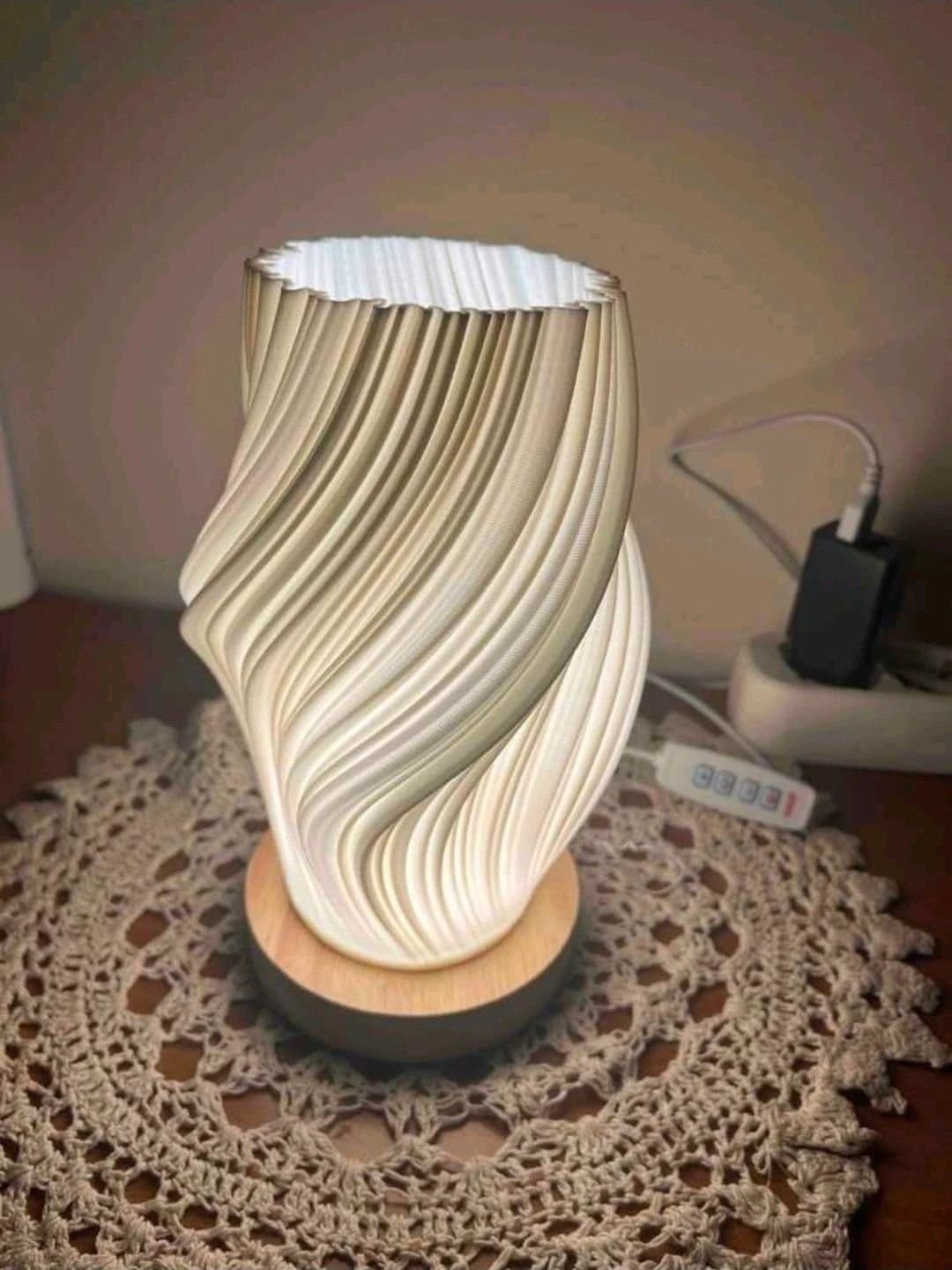 Bordslampa med 3D-printad skärm och dimbar LED