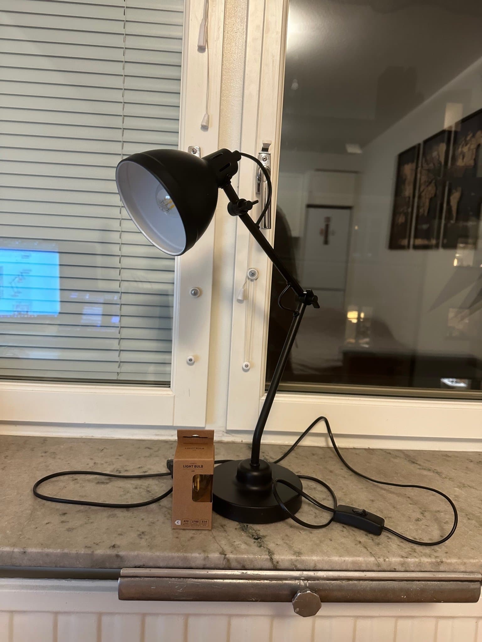 Bordslampa JYSK PATRIK svart med LED-lampa