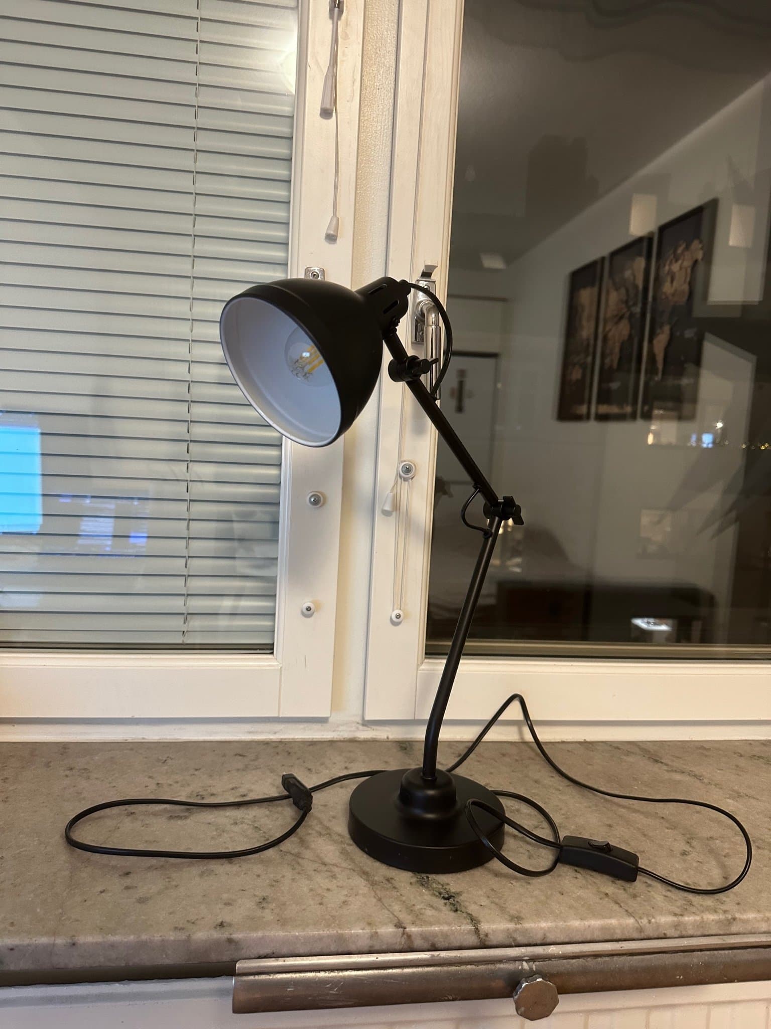 Bordslampa JYSK PATRIK svart med LED-lampa