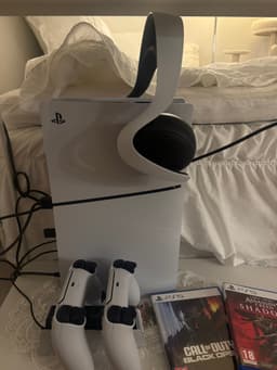 PLAYSTATION 5 1TB DISC+ 2 HANDKONTROLL med SONY laddstation + HEADSET +TVÅ SPEL