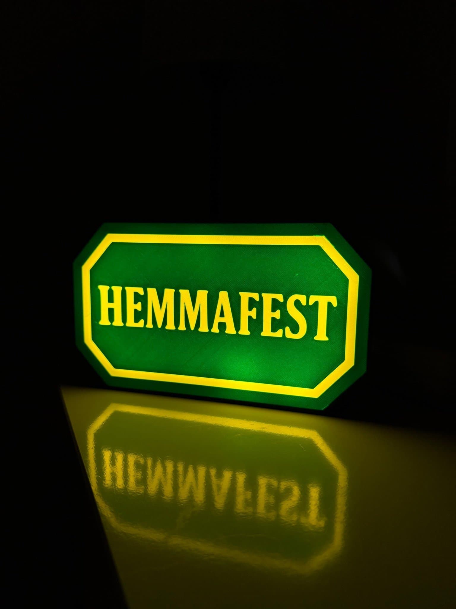 Hemmafest ljusskylt.