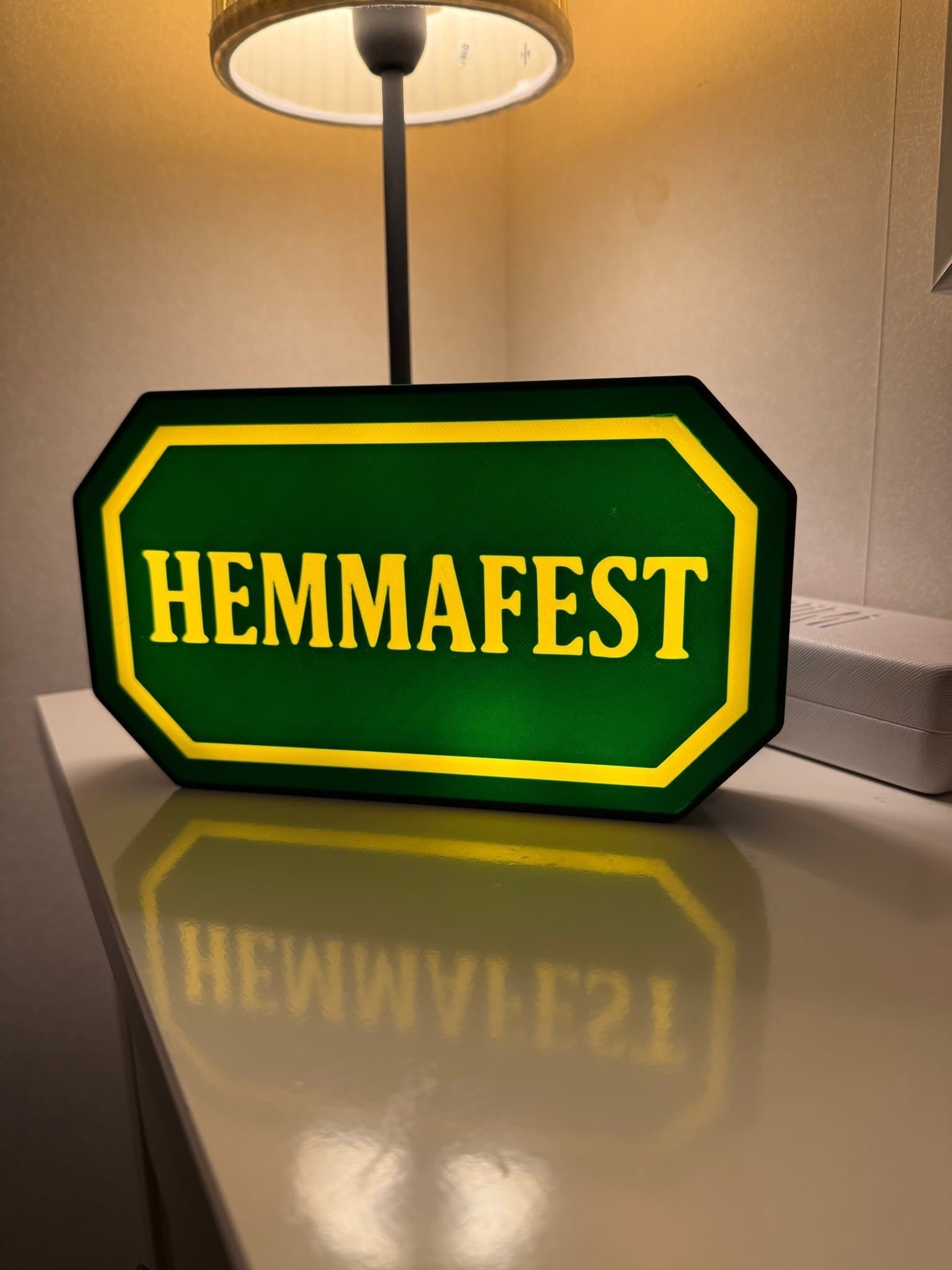 Hemmafest ljusskylt.