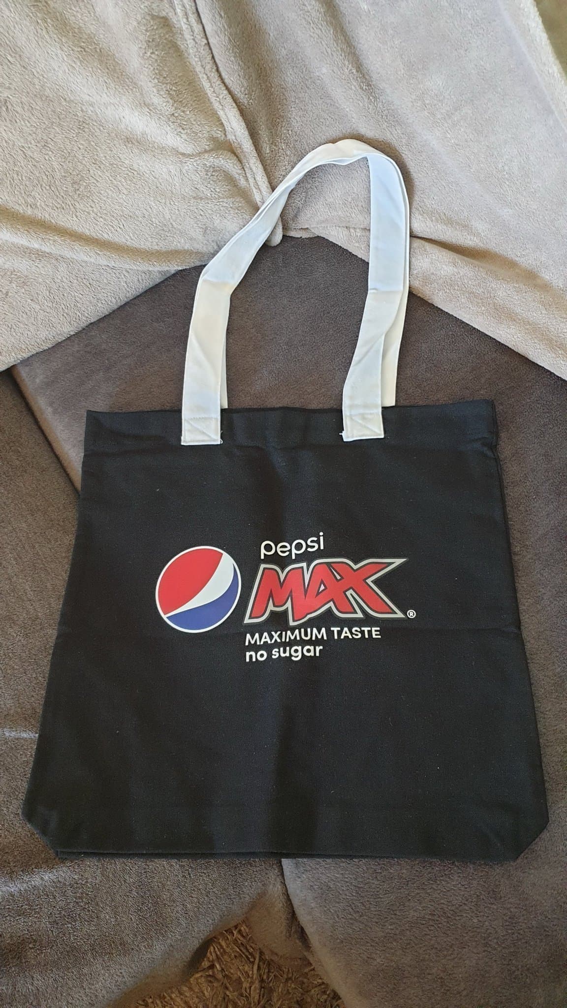Pepsi Max ny svart tygväska med vita handtag, tillverkad av IDE House of Brands.