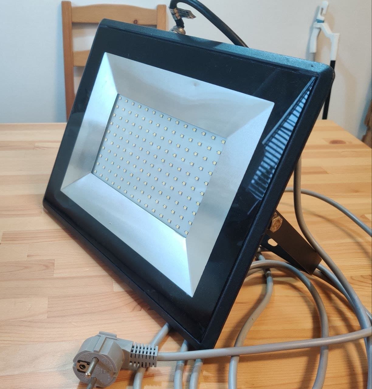 Kraftfull LED Strålkastare 100W IP65 – 6400K Kallvit – Utomhus