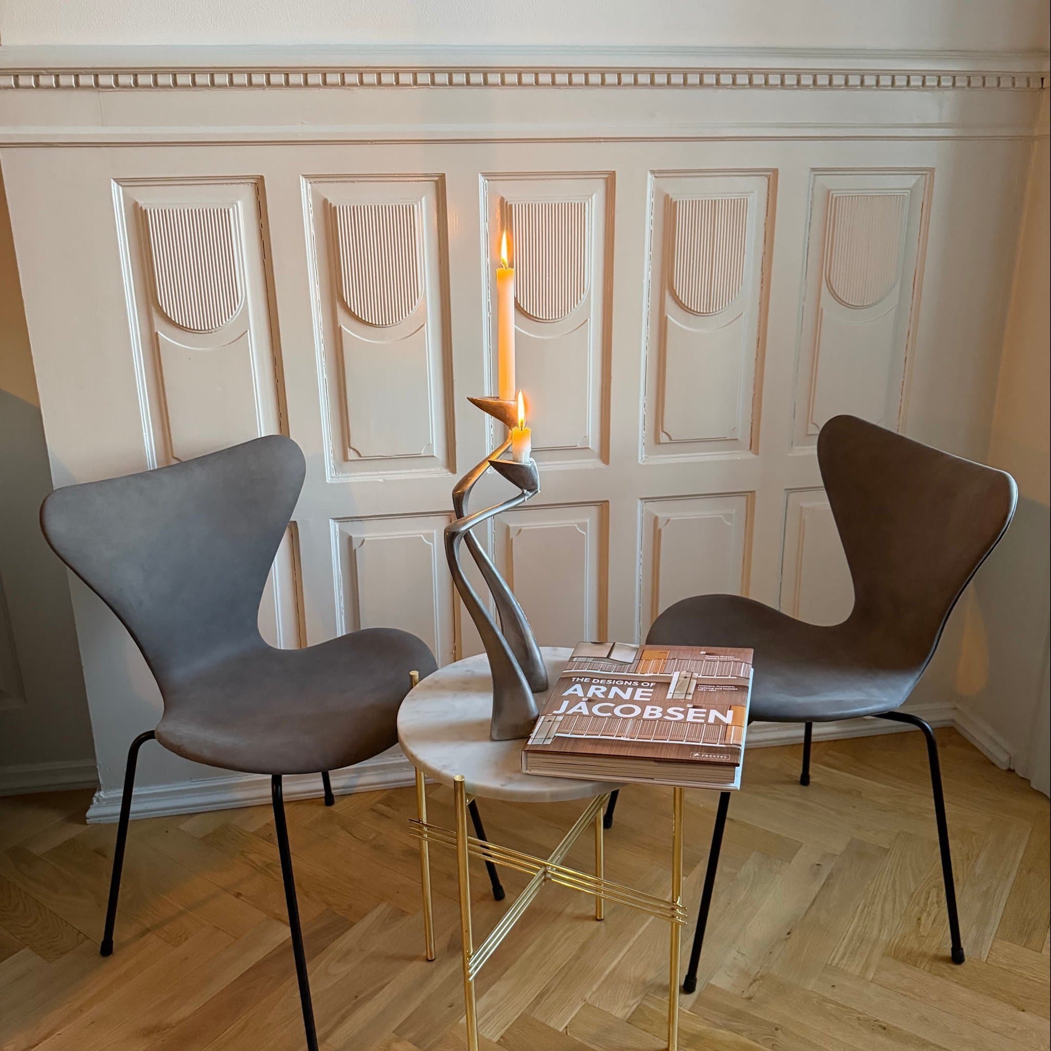 2 Fritz Hansen Sjuan stolar i Grå läder med svart ben.