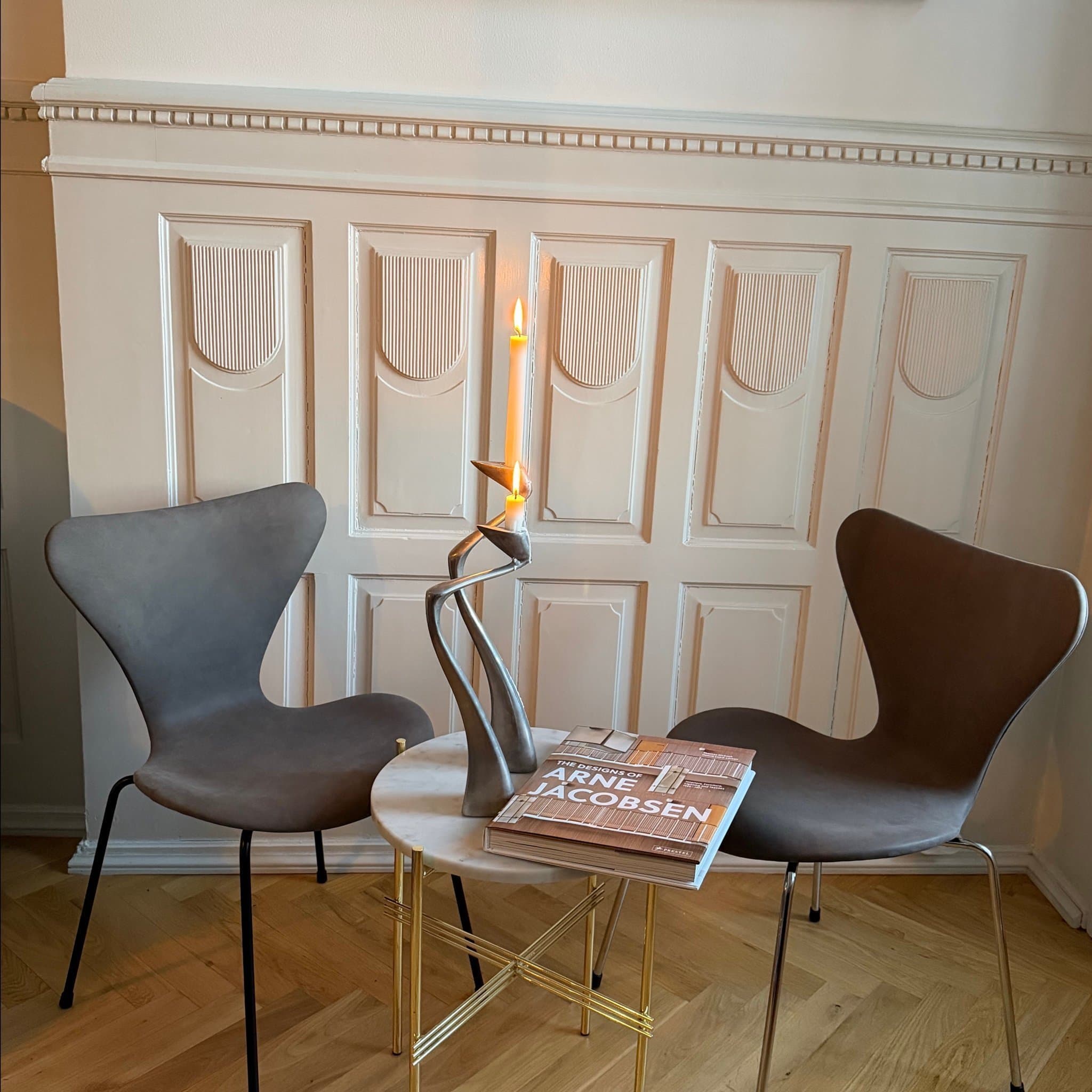 2 Fritz Hansen Sjuan stolar i Grå läder med svart ben.