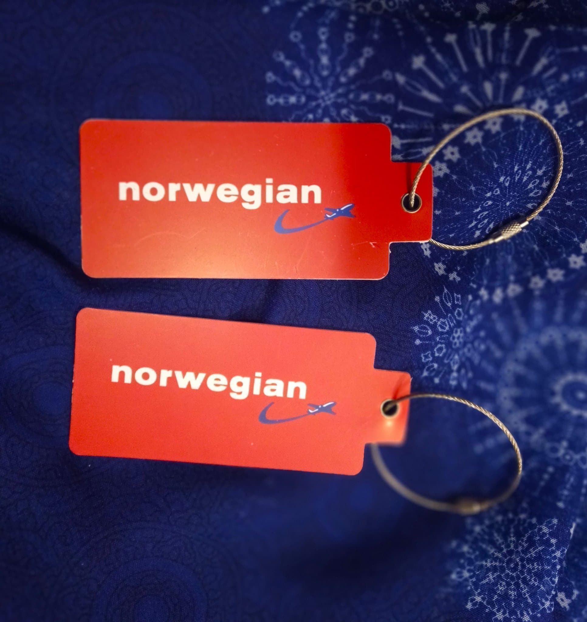 Norwegian bagagebrickor, röda, 2 st, plast, oanvändna